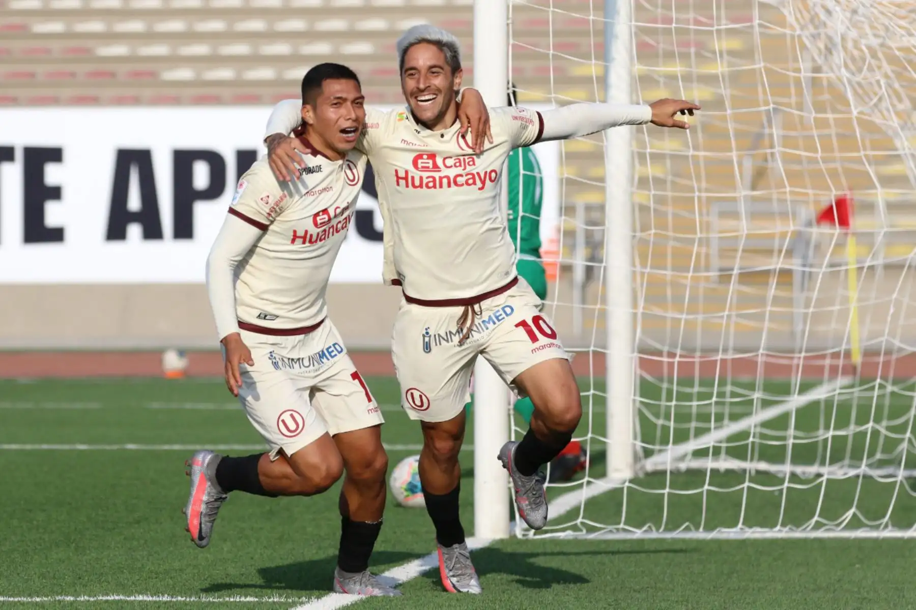 El futbolista Alejandro Hohberg de  Universitario, celebra su gol ante Atlético Grau, durante el partido por la fecha 14  de la Liga 1 del Torneo Apertura 2020, estadio San Marcos.
Foto: @LigaFutProfdel