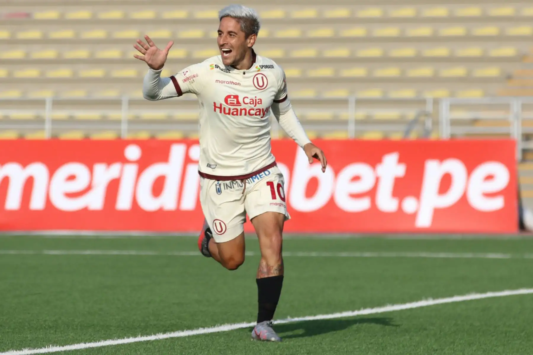 El futbolista Alejandro Hohberg de  Universitario, celebra su gol ante Atlético Grau, durante el partido por la fecha 14  de la Liga 1 del Torneo Apertura 2020, estadio San Marcos.
Foto: @LigaFutProfdel