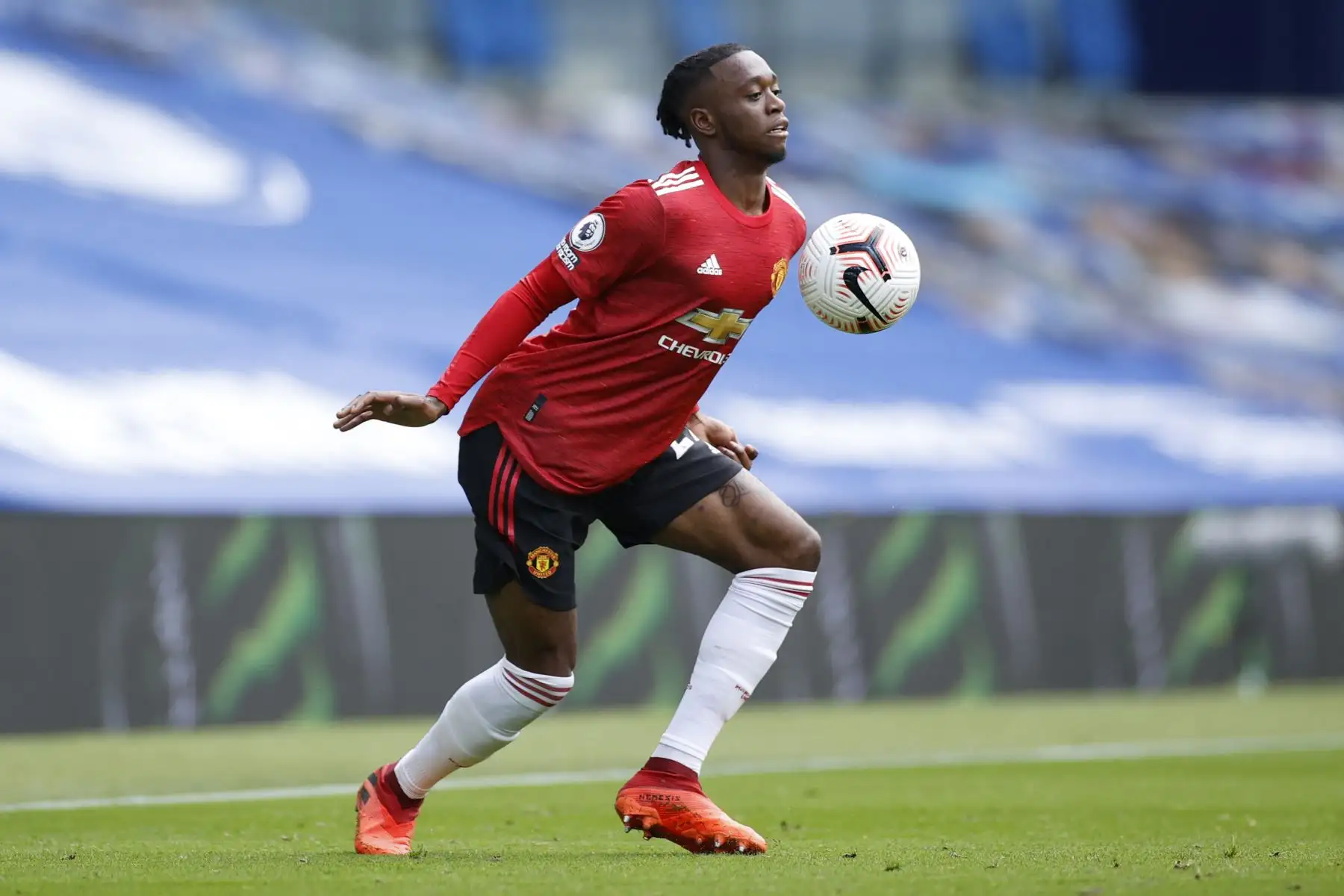 El defensor inglés del Manchester United, Aaron Wan-Bissaka, controla el balón durante el partido de fútbol de la Premier League inglesa, en el American Express Community Stadium. Foto: AFP