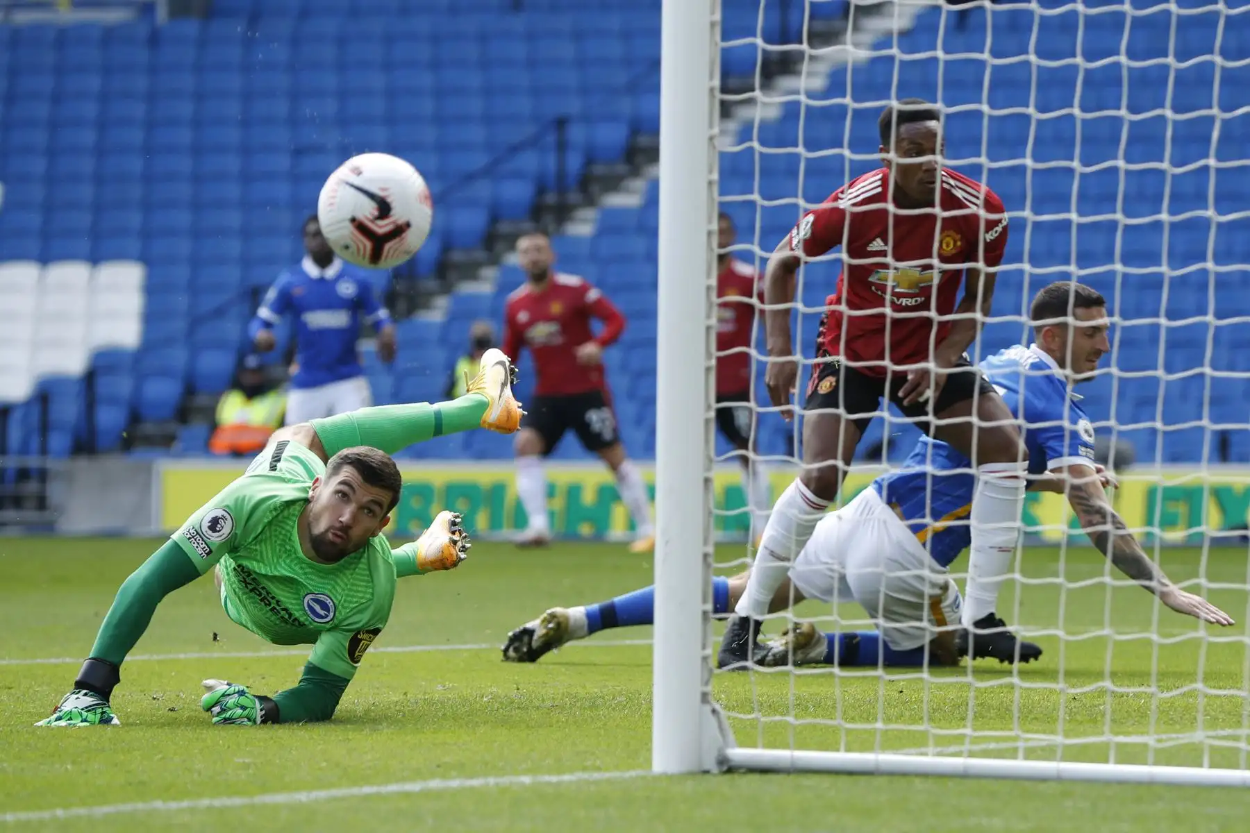 El defensor inglés del Manchester United, Harry Maguire, marca el primer gol de su equipo durante el partido de fútbol de la Premier League inglesa entre Brighton y Manchester United, en el American Express Community Stadium. Foto: AFP
