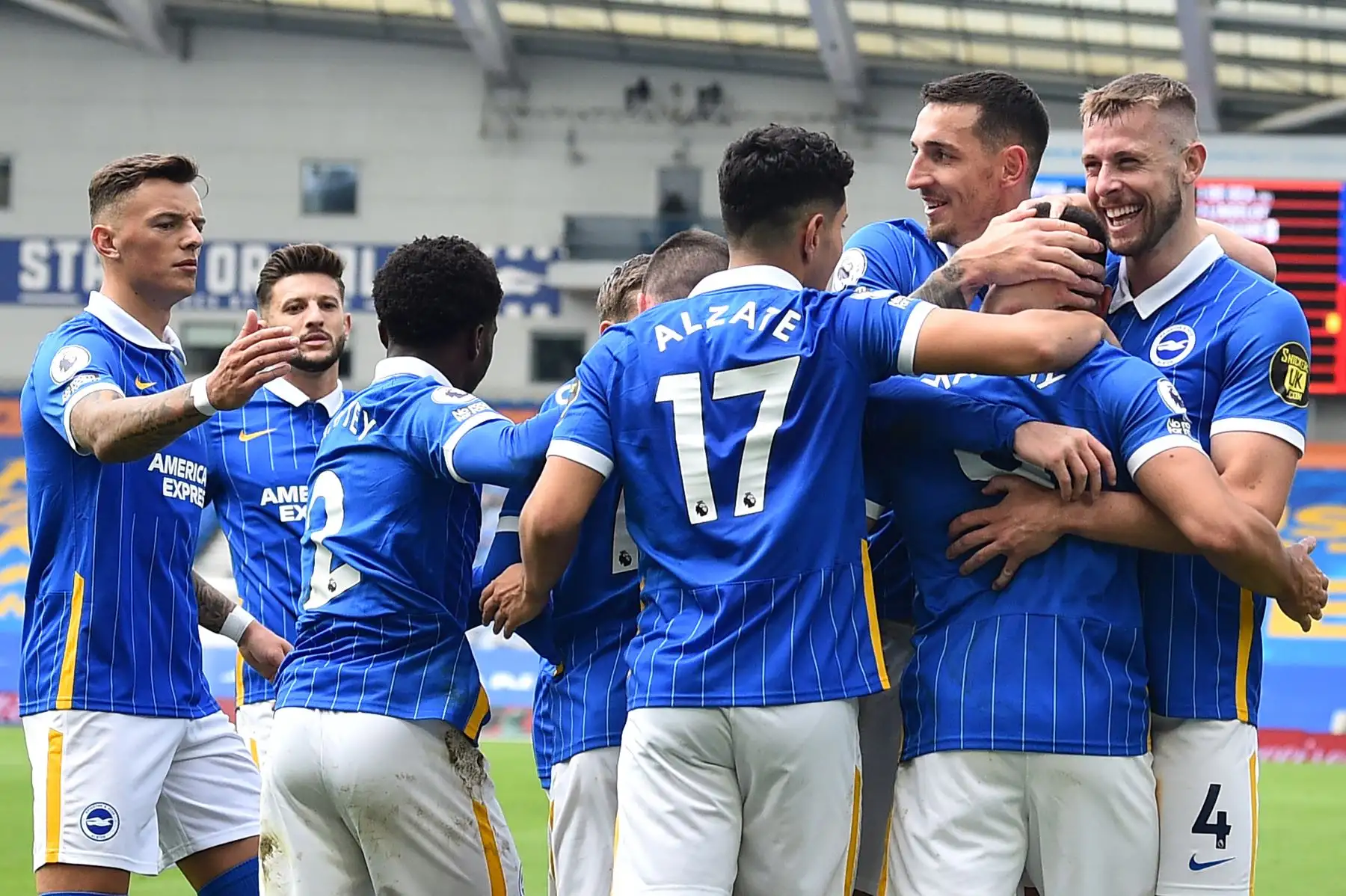 El delantero francés de Brighton, Neal Maupay, celebra con sus compañeros de equipo después de marcar el gol de penalti de su equipo durante el partido de fútbol de la Premier League. Foto: AFP