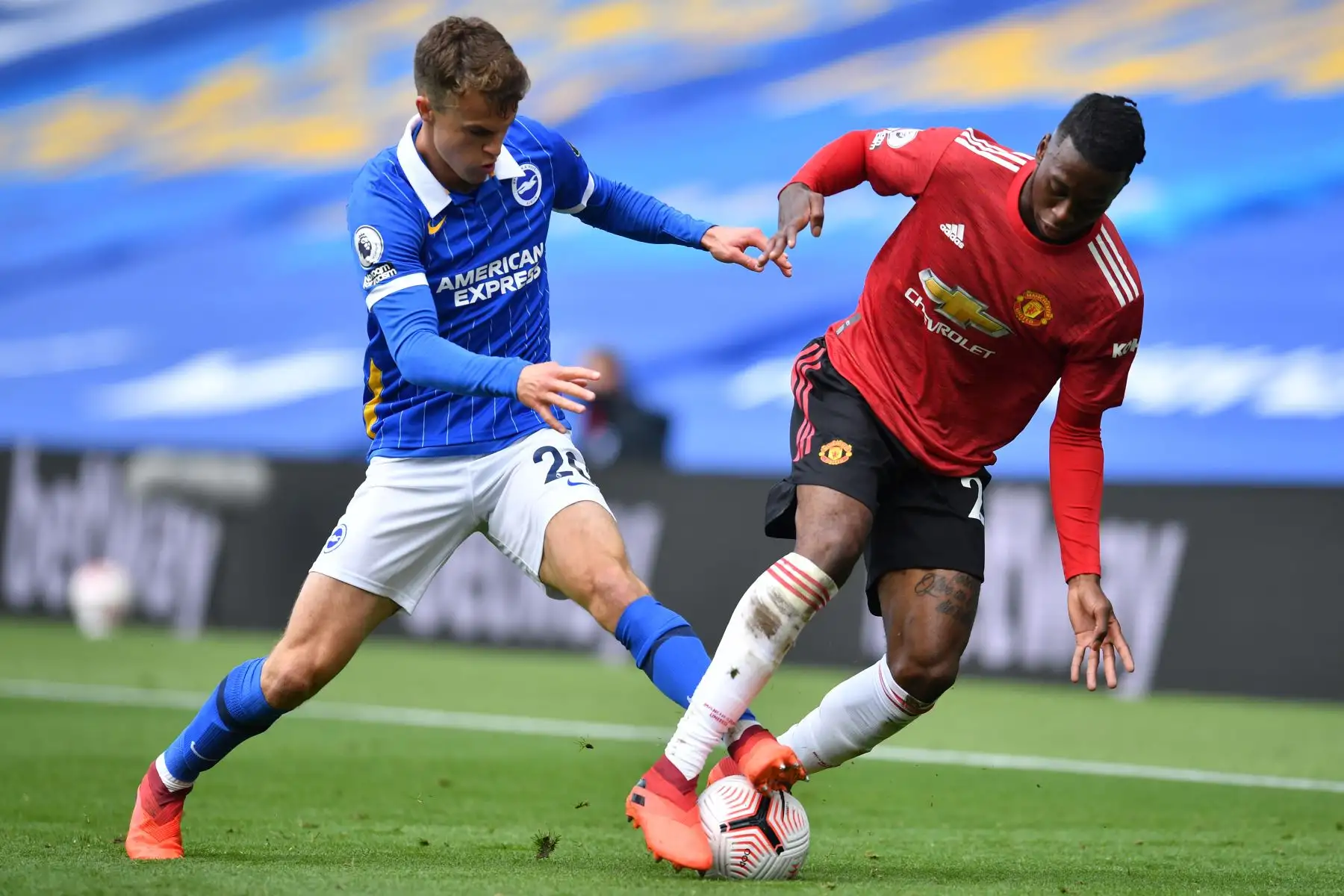 El mediocampista inglés de Brighton, Solly March, compite con el defensor inglés del Manchester United, Aaron Wan-Bissaka, durante el partido de fútbol de la Premier League. Foto: AFP