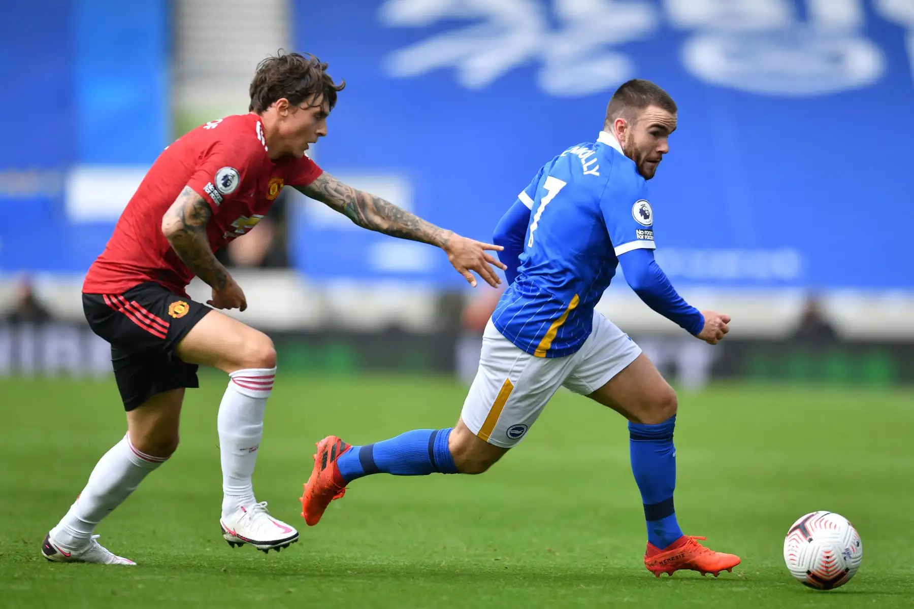 El defensor sueco del Manchester United, Victor Lindelof, compite con el delantero irlandés de Brighton, Aaron Connolly, durante el partido de fútbol de la Premier League. Foto: AFP