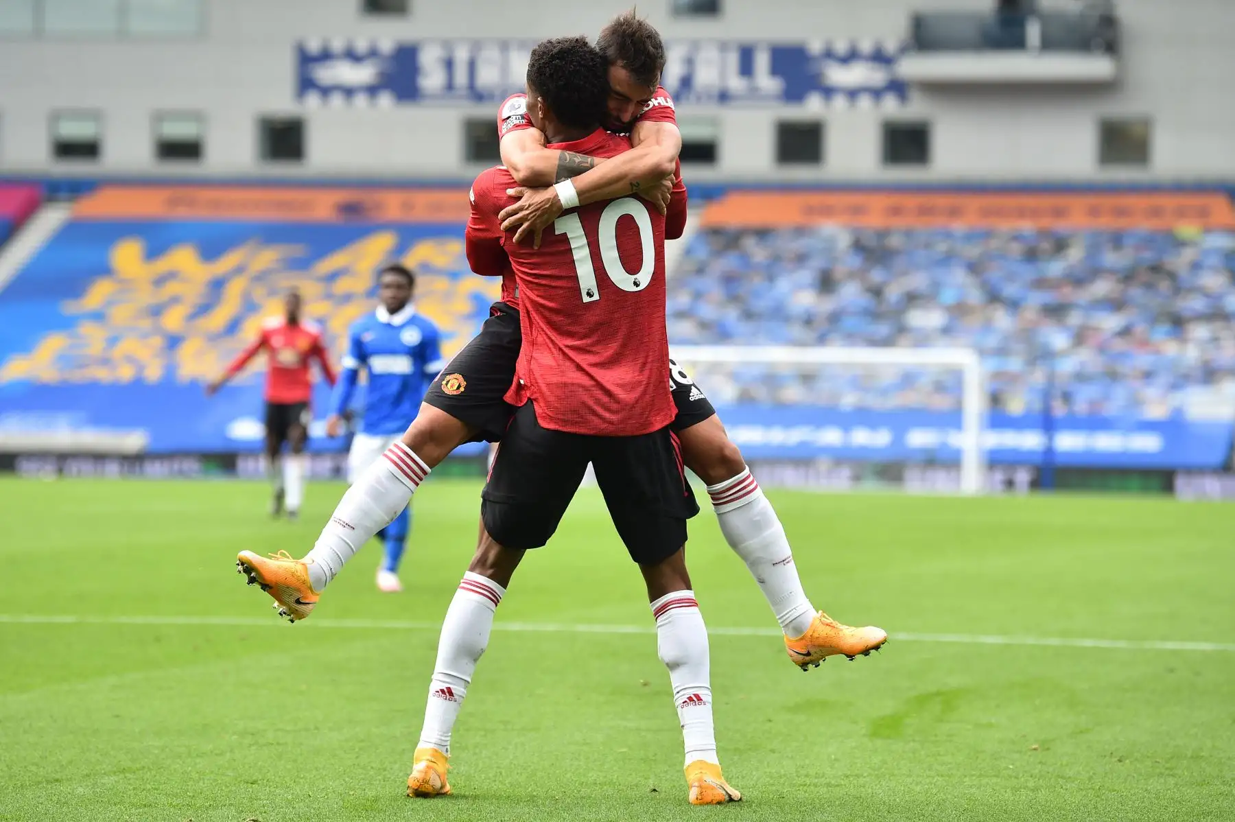 El delantero inglés del Manchester United, Marcus Rashford, celebra con su compañero, el mediocampista, Bruno Fernandes tras marcar el segundo gol de su equipo al Brighton por la Premier League. Foto: AFP