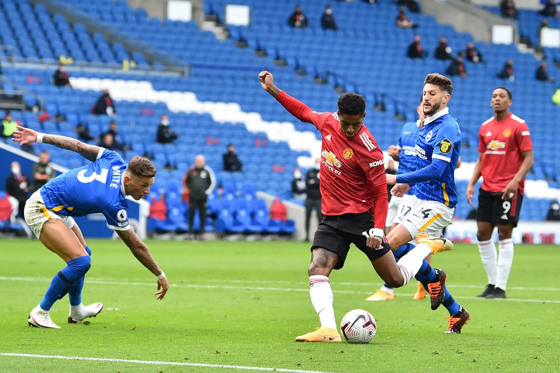 El delantero inglés del Manchester United, Marcus Rashford, anota el segundo gol de su equipo durante el partido de fútbol de la Premier League en el American Express Community Stadium. Foto: AFP