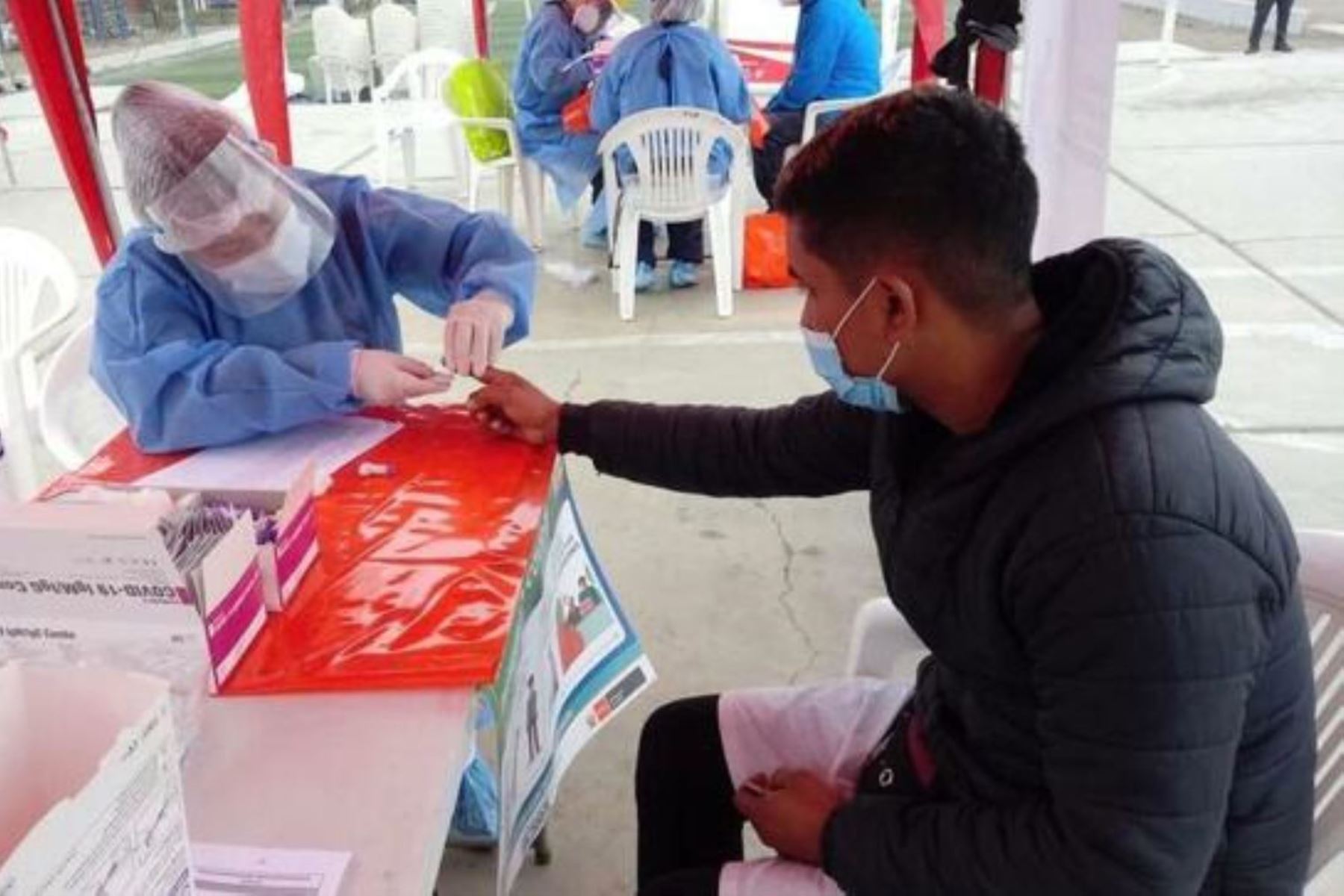 La Dirección de Redes Integradas de Salud (Diris) Lima Sur informó que se tomaron 400 pruebas de descarte en el Complejo Deportivo Siglo XXI. Foto: Minsa