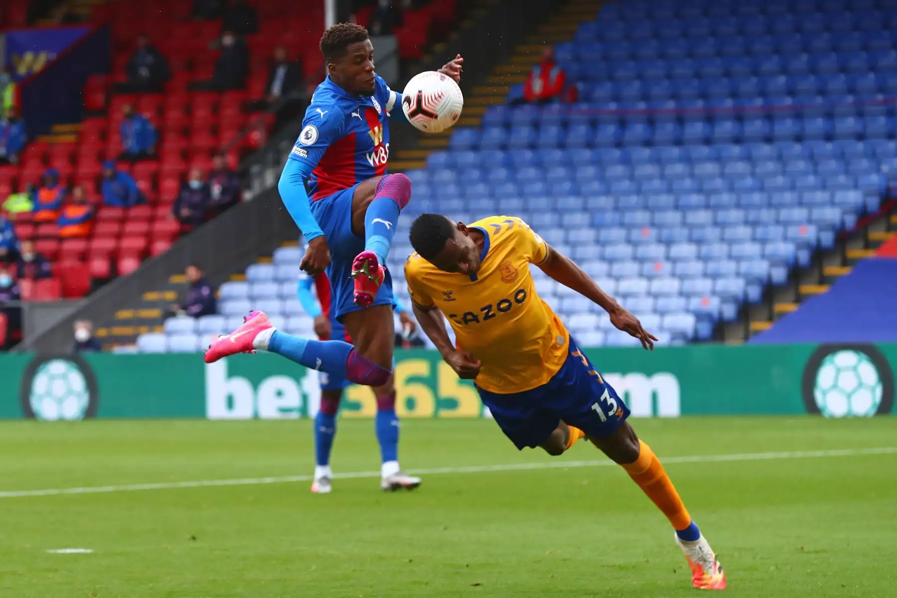 El delantero marfileño del Crystal Palace, Wilfried Zaha, compite con el defensor colombiano del Everton, Yerry Mina, durante el partido de fútbol de la Premier League. Foto: AFP