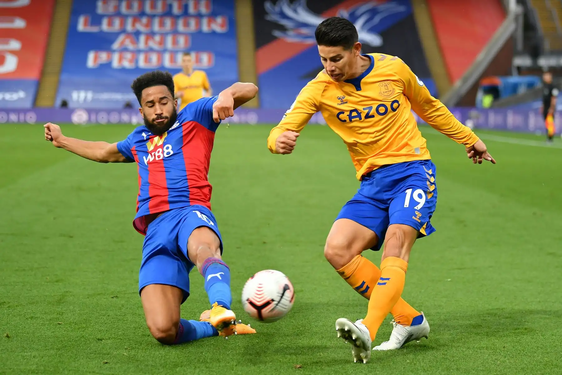 El mediocampista colombiano del Everton, James Rodríguez, compite con el mediocampista inglés de Crystal Palace, Andros Townsend, durante el partido de fútbol de la Premier League. Foto: AFP