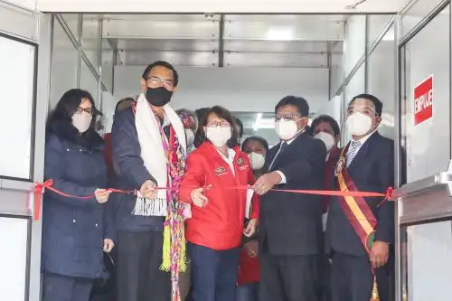 Tras la inauguración de dos Centros de Aislamiento y Atención Temporal (CAAT), uno en Juliaca y otro en Tacna, la ministra de Salud, Pilar Mazzetti, manifestó hoy que la disminución de las cifras de la pandemia del coronavirus y la mayor disponibilidad de camas UCI son buenas noticias, pero no se debe bajar la guardia porque siempre hay el riesgo de una eventual segunda ola. ANDINA/Prensa Presidencia