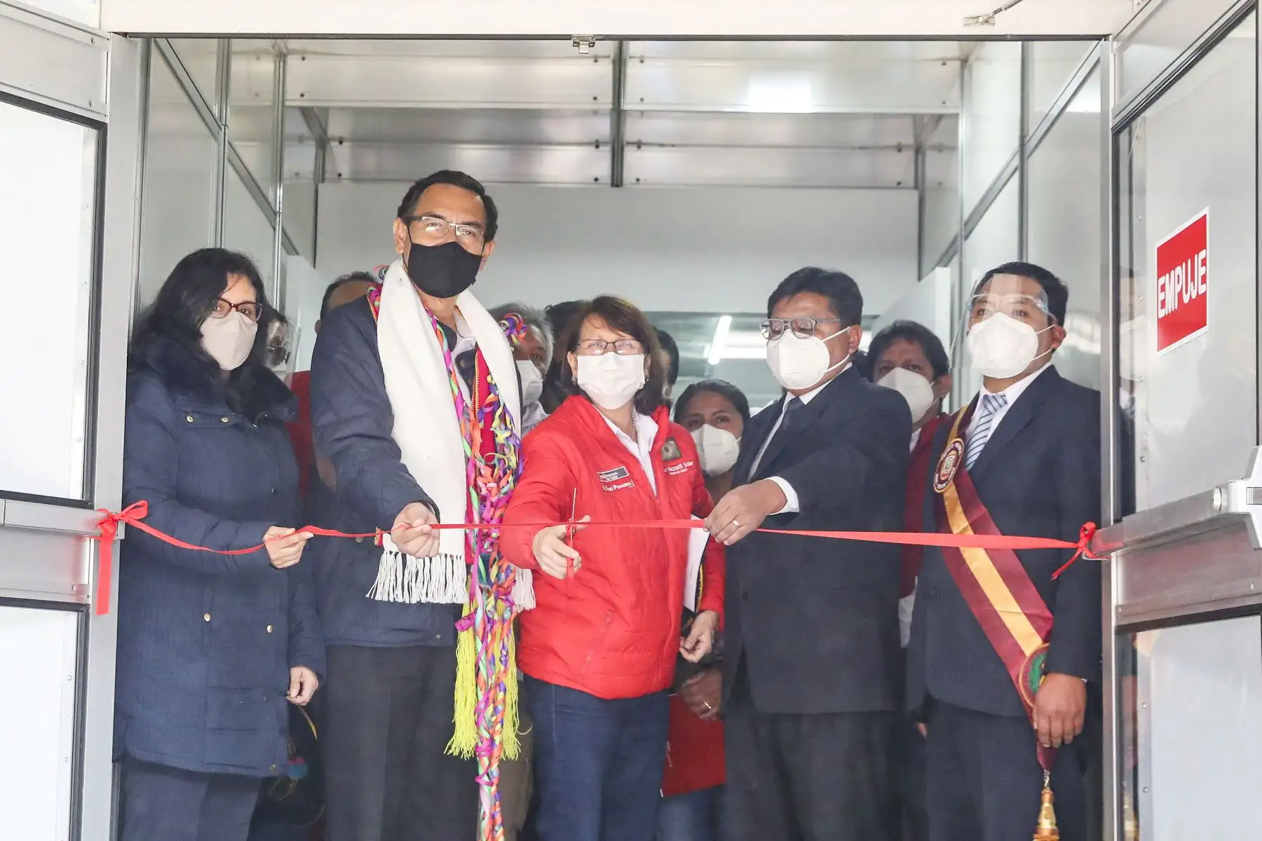 Tras la inauguración de dos Centros de Aislamiento y Atención Temporal (CAAT), uno en Juliaca y otro en Tacna, la ministra de Salud, Pilar Mazzetti, manifestó hoy que la disminución de las cifras de la pandemia del coronavirus y la mayor disponibilidad de camas UCI son buenas noticias, pero no se debe bajar la guardia porque siempre hay el riesgo de una eventual segunda ola. ANDINA/Prensa Presidencia