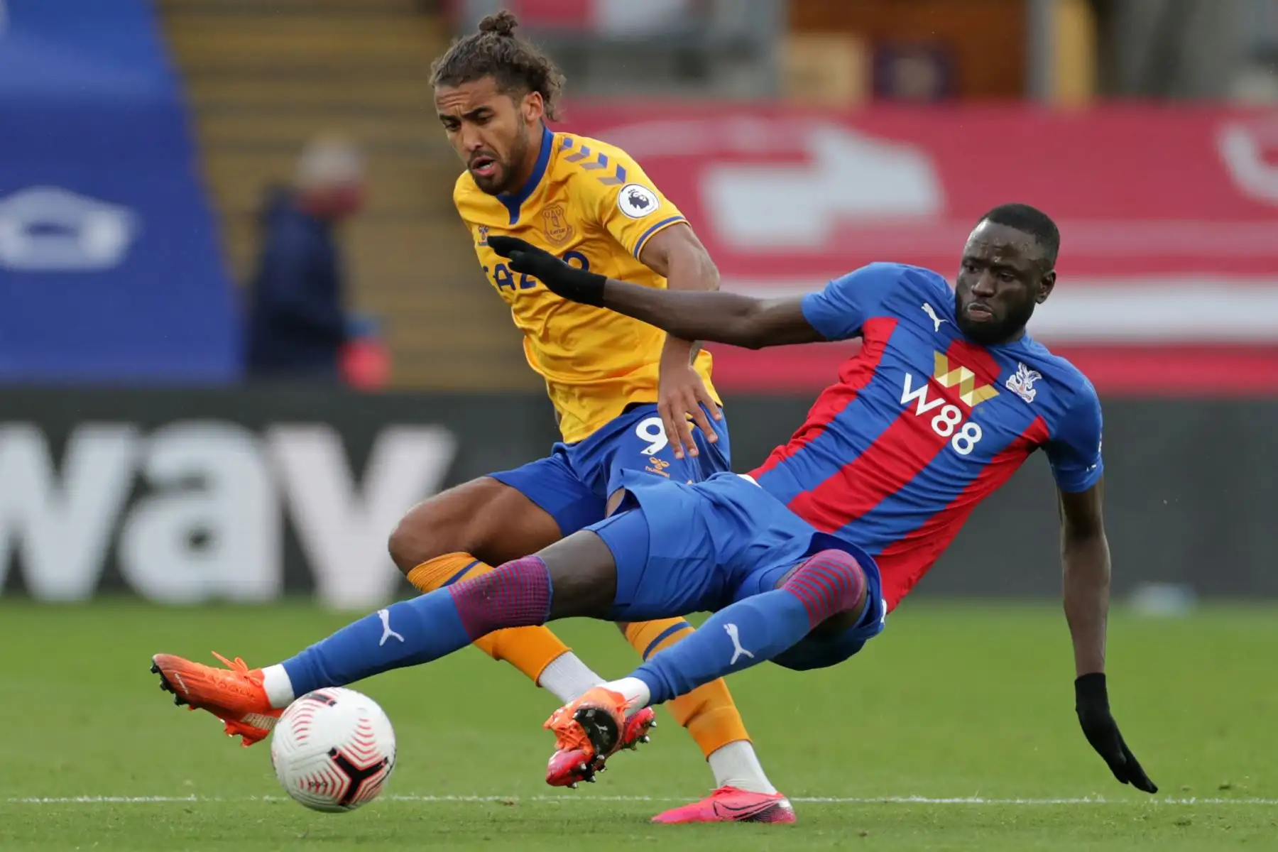El delantero inglés del Everton, Dominic Calvert-Lewin, compite con el mediocampista senegalés de Crystal Palace, Cheikhou Kouyate, durante el partido de fútbol de la Premier League. Foto: AFP