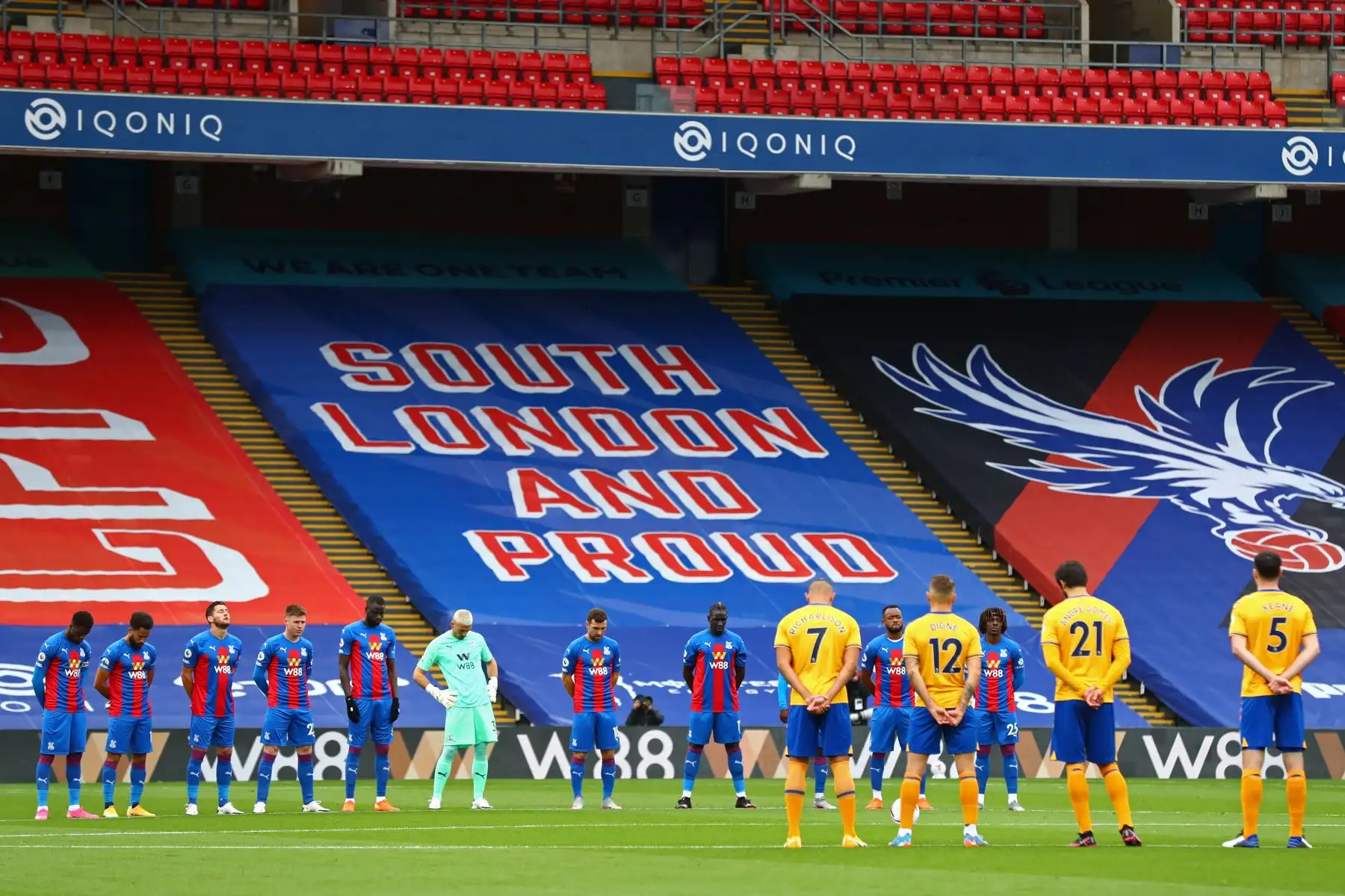 Los jugadores guardan un minuto de silencio antes del inicio en memoria del sargento Matt Ratana, un policía asesinado en Croydon ayer, antes del partido de fútbol de la Premier League. Foto: AFP