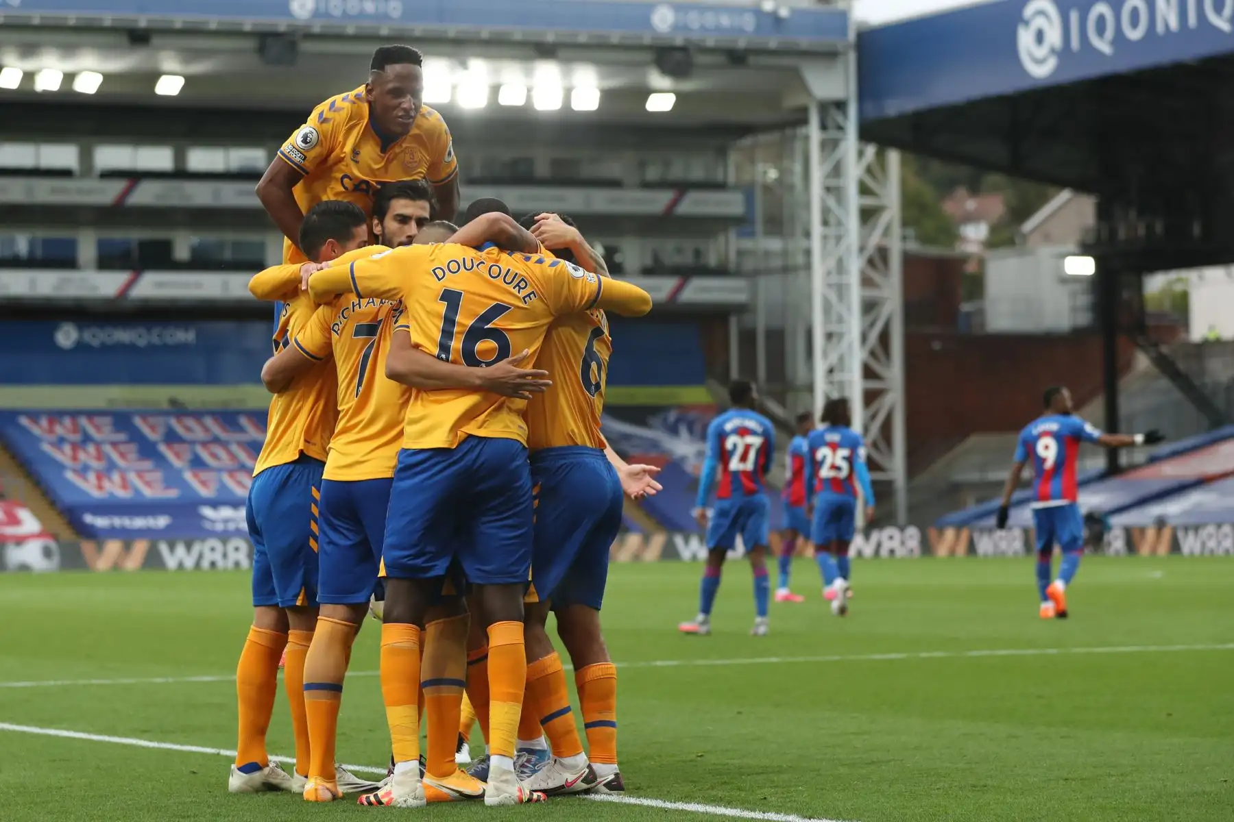Los jugadores de Everton celebran después de que el delantero brasileño de, Richarlison, anotara su segundo gol desde el punto de penalti durante el partido de fútbol de la Premier League. Foto: AFP