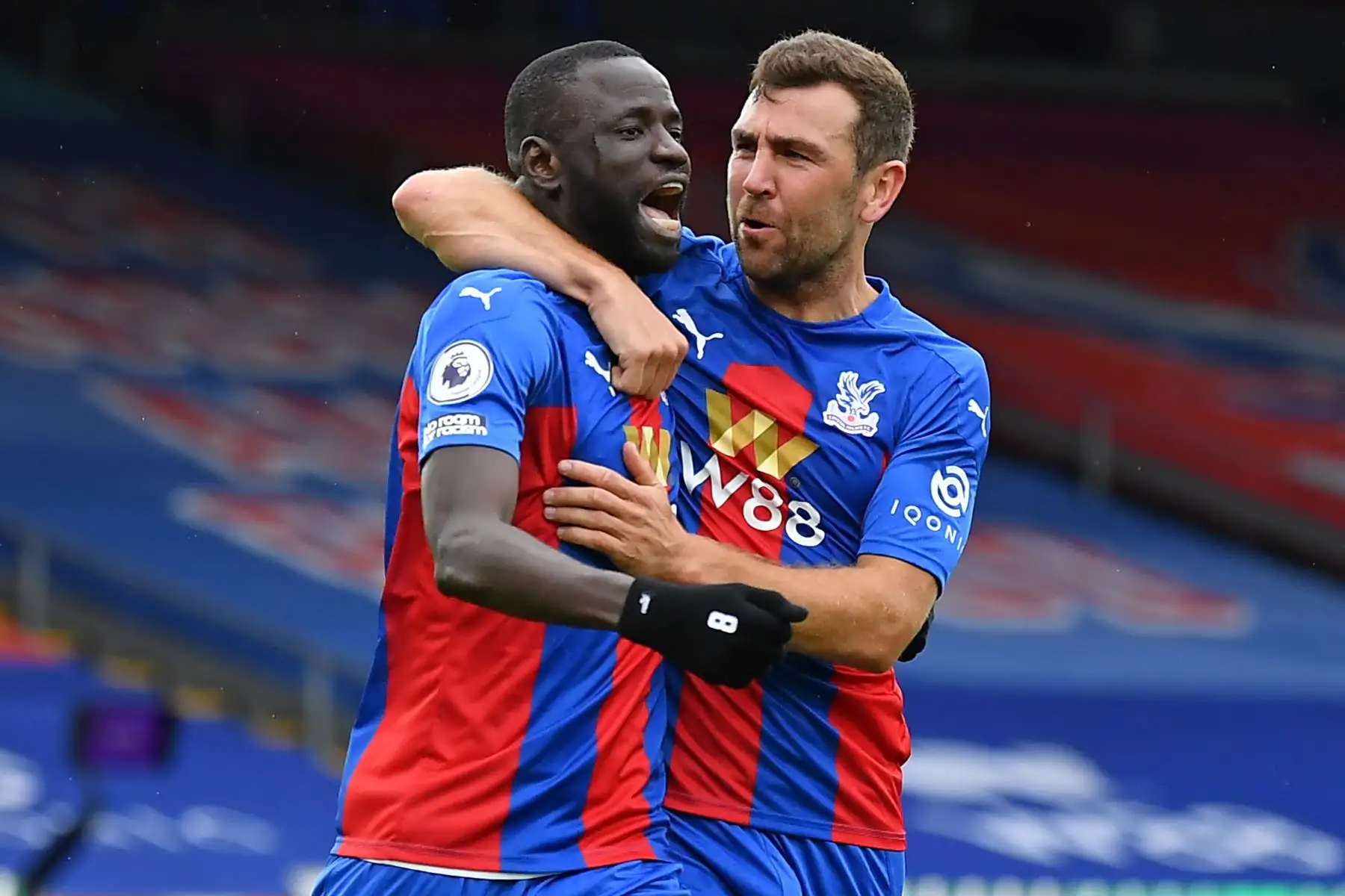 El mediocampista senegalés de Crystal Palace, Cheikhou Kouyate, celebra con su compañero de equipo, James McArthur, después de marcar su primer gol durante el partido de fútbol de la Premier League. Foto: AFP