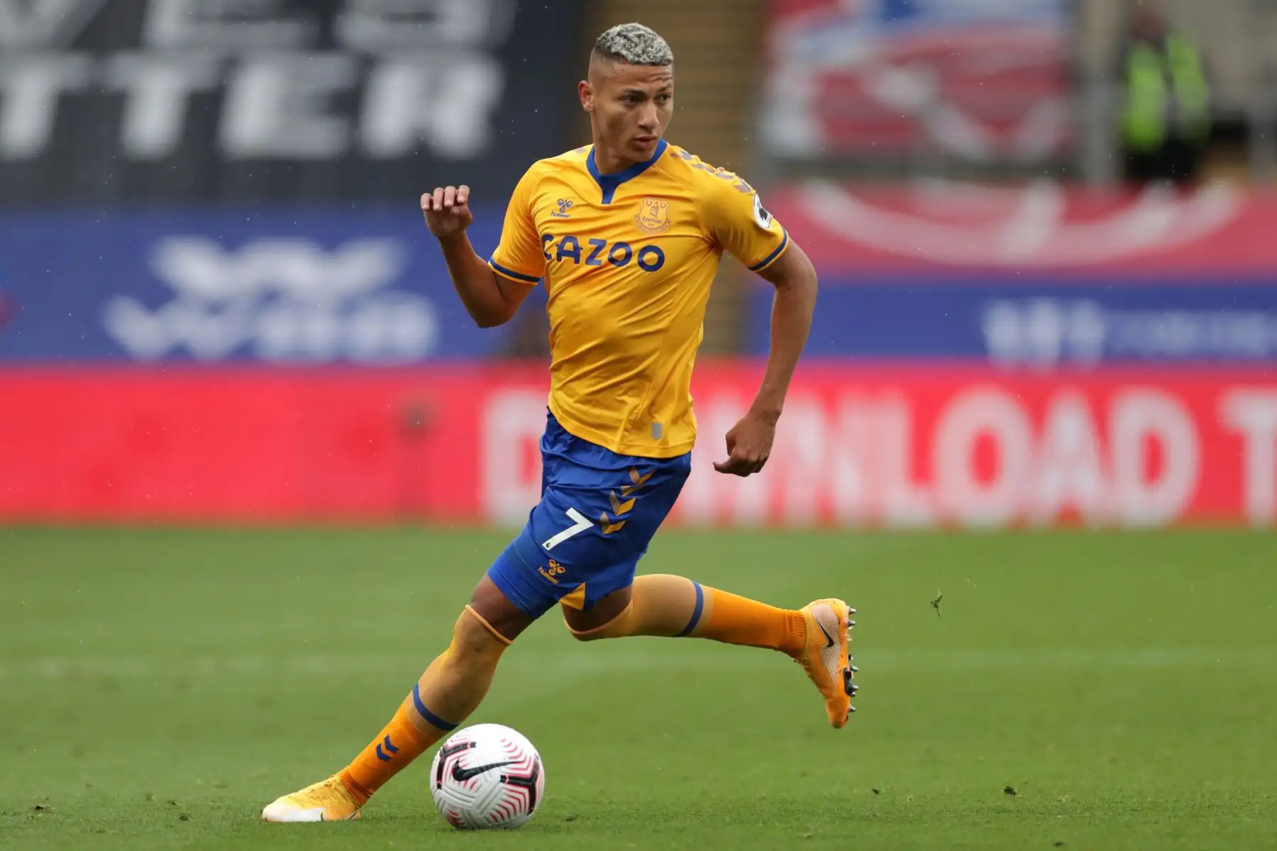 El delantero brasileño de Everton, Richarlison, corre con el balón durante el partido de fútbol de la Premier League. Foto: AFP