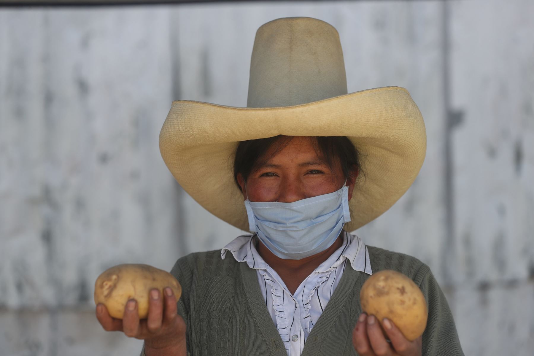 Con todas las medidas de bioseguridad para evitar la propagación del COVID-19, 130 productores agrícolas y ganaderos ofertarán sus productos en el nuevo Mercado de Productores Agropecuarios de Cajamarca. La población podrá llevar los alimentos del campo directamente a su hogar. Foto: ANDINA/PCM