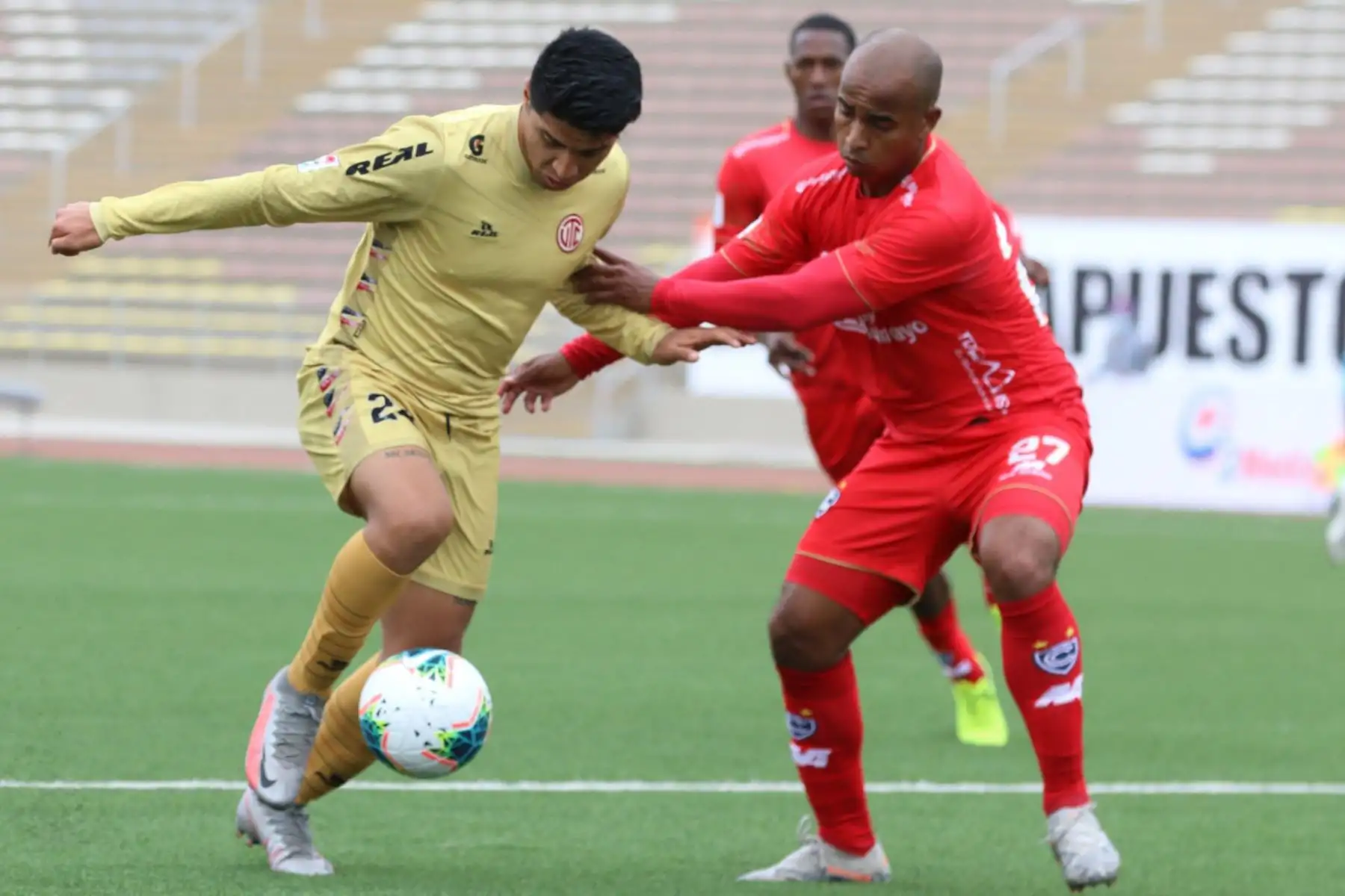 El futbolista L. Trujillo del Cienciano disputa el balón ante su rival de UTC por la jornada 14 de la Liga 1, en el estadio San Marcos. Foto: ANDINA/@LigaFutProf
