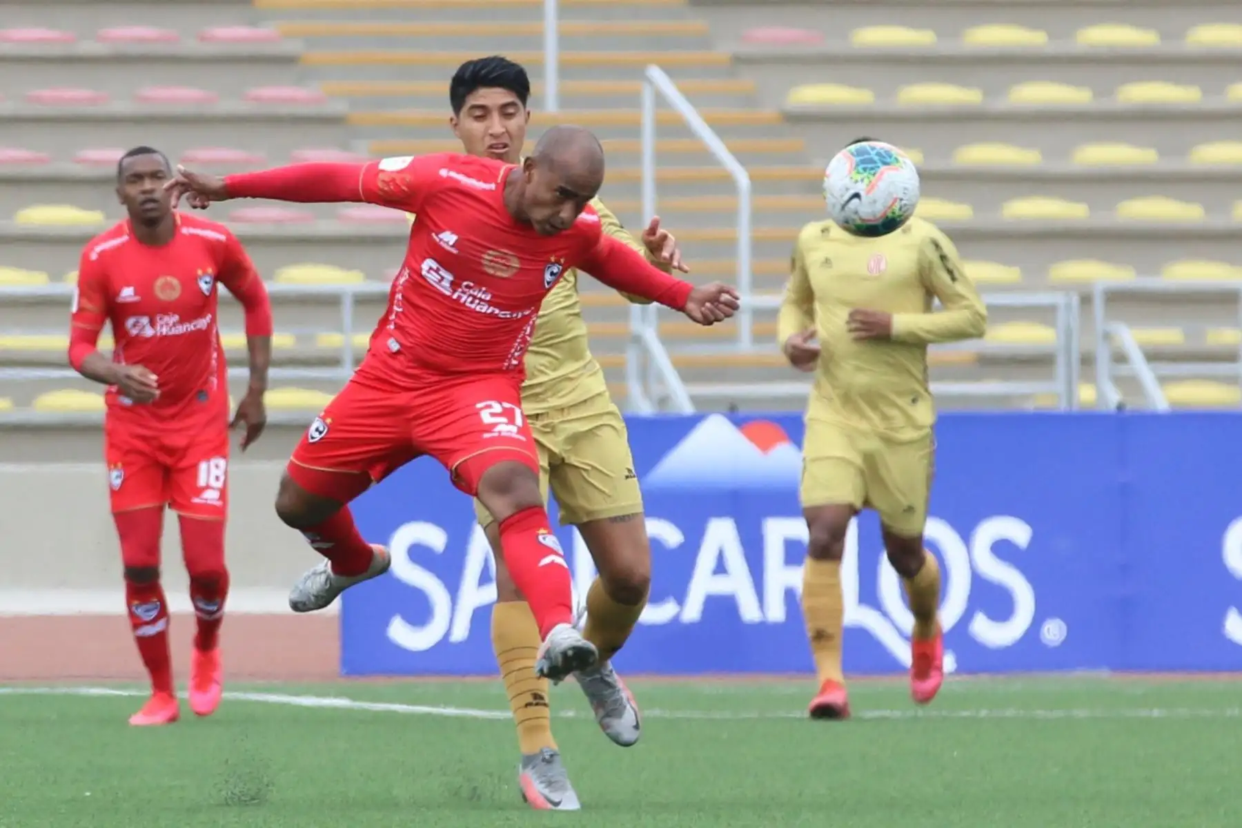 El futbolista L. Trujillo del Cienciano disputa el balón ante su rival de UTC por la jornada 14 de la Liga 1, en el estadio San Marcos. Foto: ANDINA/@LigaFutProf