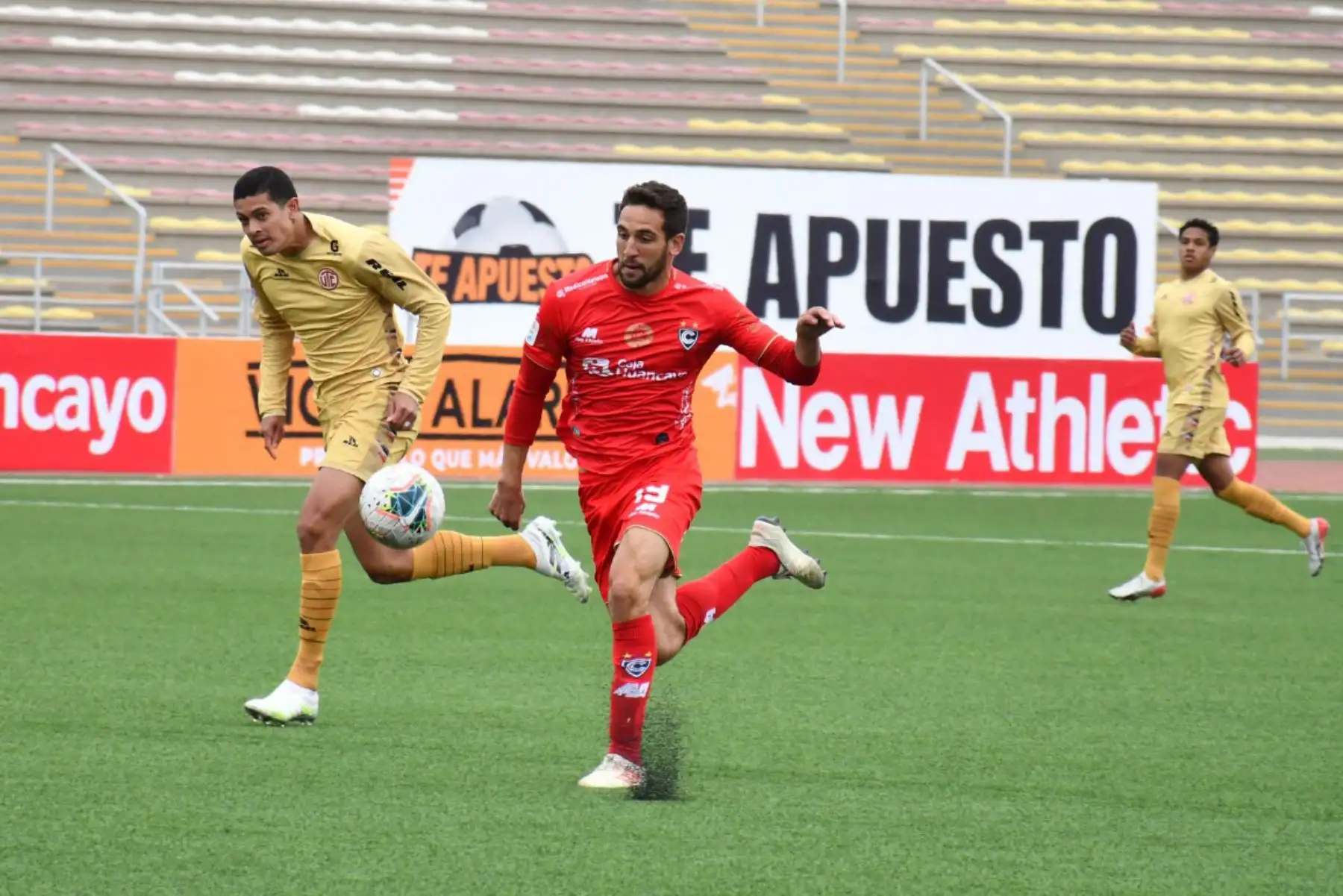 El futbolista B. Naranjo del Cienciano corre por el balón ante marca de su rival del UTC por la jornada 14 de la Liga 1, en el estadio San Marcos. Foto: ANDINA/@LigaFutProf