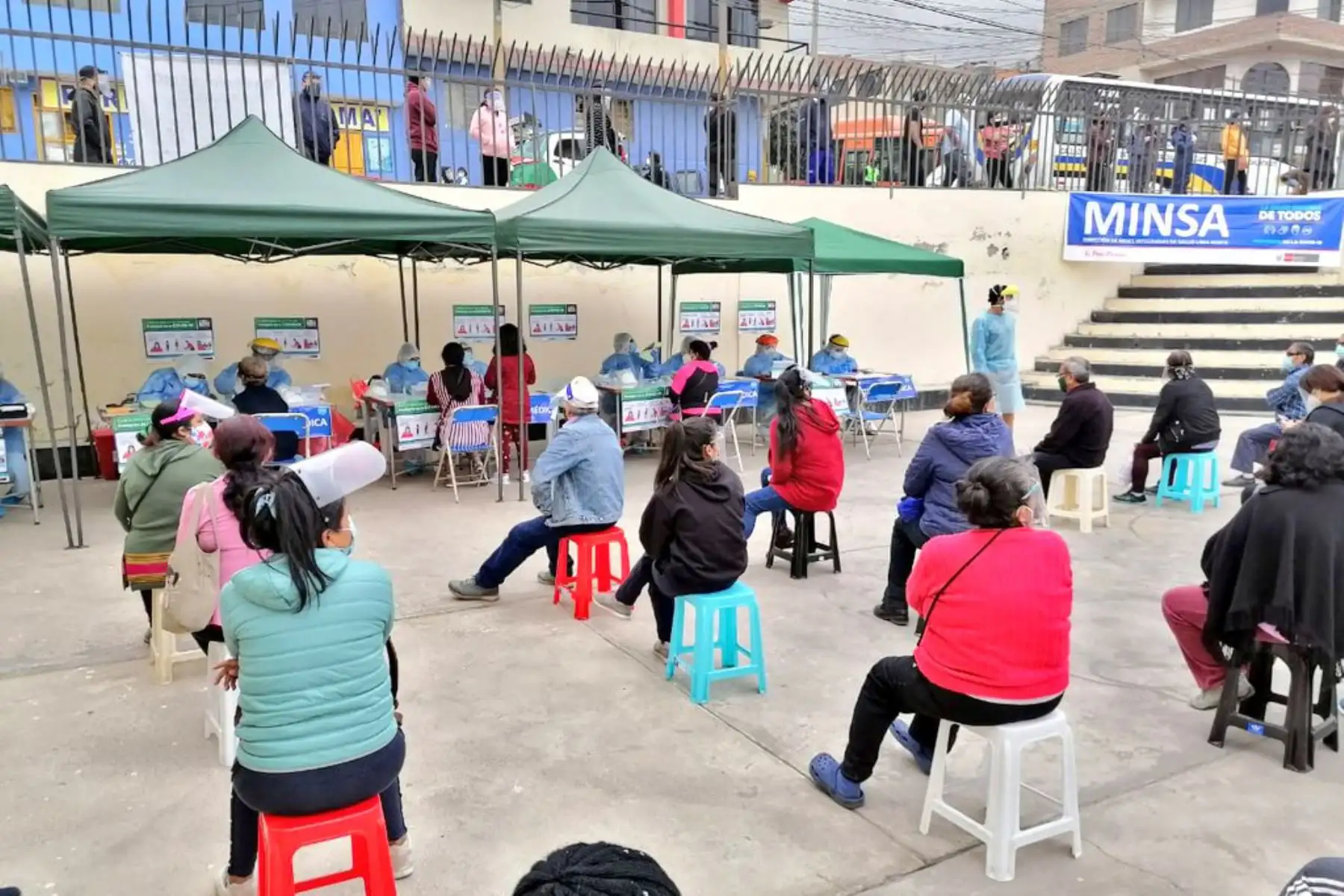 Brigadas del Minsa brindan atención médica y diagnóstico de covid-19 a familias de la zona de Tahuantinsuyo Alto en el distrito de Independencia. Niños y adultos reciben vacunación, descarte de anemia, evaluación visual y odontológica, entre otros.
Foto: Minsa