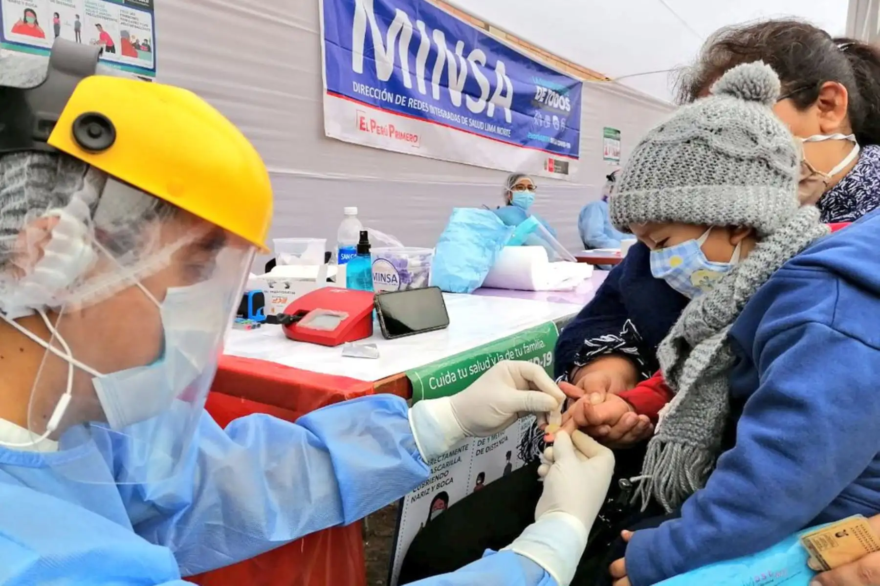 Brigadas del Minsa brindan atención médica y diagnóstico de covid-19 a familias de la zona de Tahuantinsuyo Alto en el distrito de Independencia. Niños y adultos reciben vacunación, descarte de anemia, evaluación visual y odontológica, entre otros.
Foto: Minsa