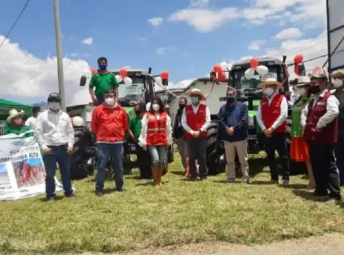 El presidente del Consejo de Ministros, Walter Martos, entregó hoy maquinaria agrícola y financiamiento para planes de negocio a siete organizaciones agrarias de Cajamarca, beneficiarias del Programa Agroideas, del Ministerio de Agricultura y Riego. Foto: Agroideas/Minagri