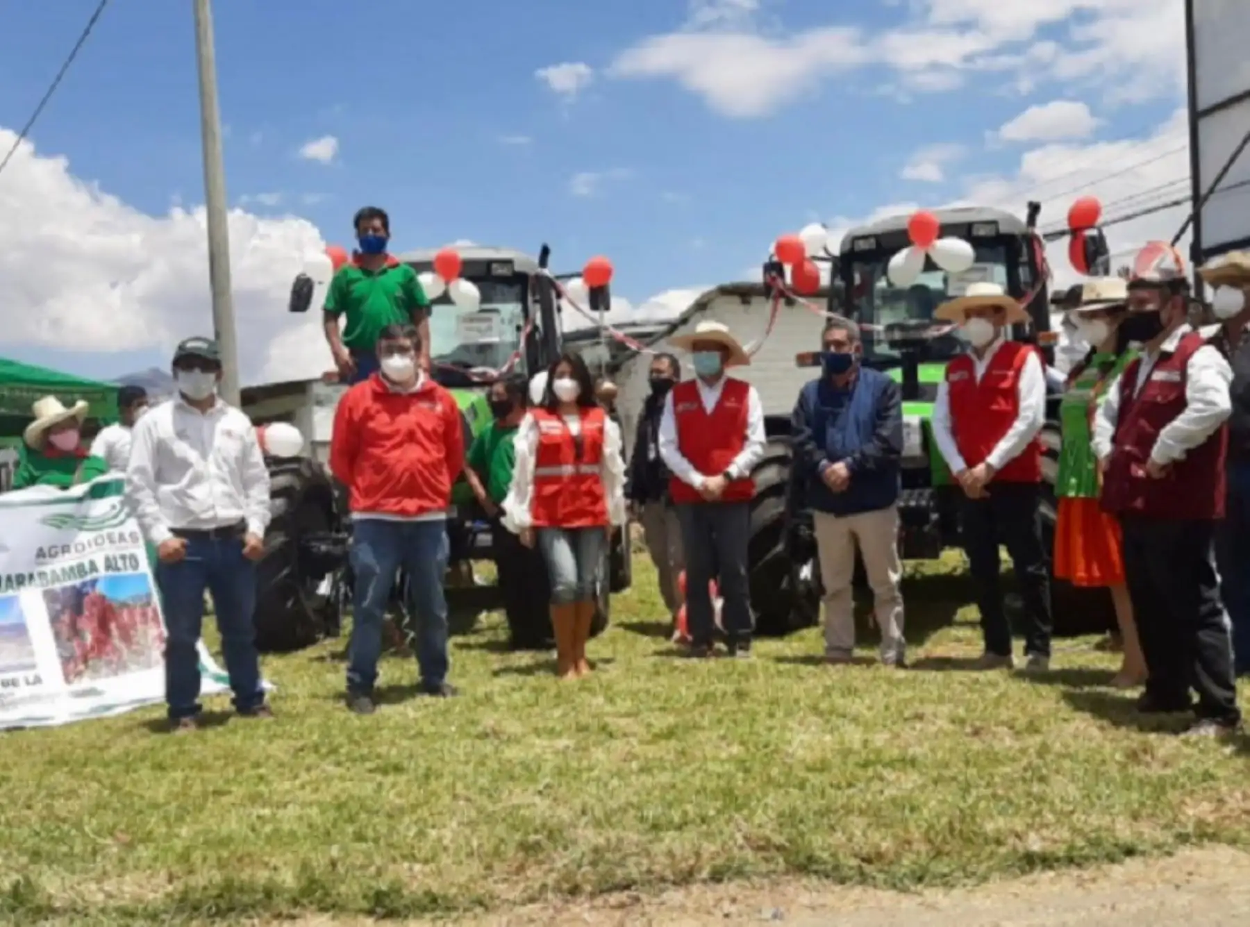 El presidente del Consejo de Ministros, Walter Martos, entregó hoy maquinaria agrícola y financiamiento para planes de negocio a siete organizaciones agrarias de Cajamarca, beneficiarias del Programa Agroideas, del Ministerio de Agricultura y Riego. Foto: Agroideas/Minagri