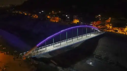 Se ha convertido en un atractivo espectáculo visual para el público que transita a diario por el puente. Foto: MML