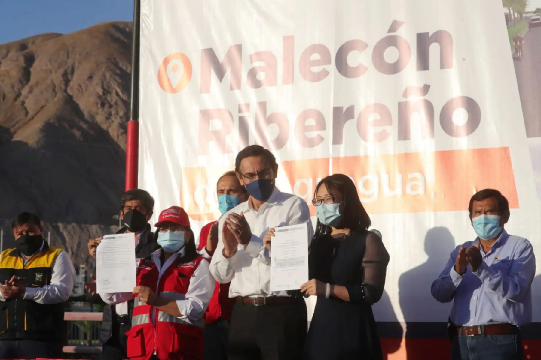 El Ministerio de Transportes y Comunicaciones (MTC), a través de Provías Descentralizado, firmó hoy el contrato para la ejecución de la obra de mejoramiento y recuperación del malecón ribereño de la ciudad de Moquegua. ANDINA/Prensa Presidencia
