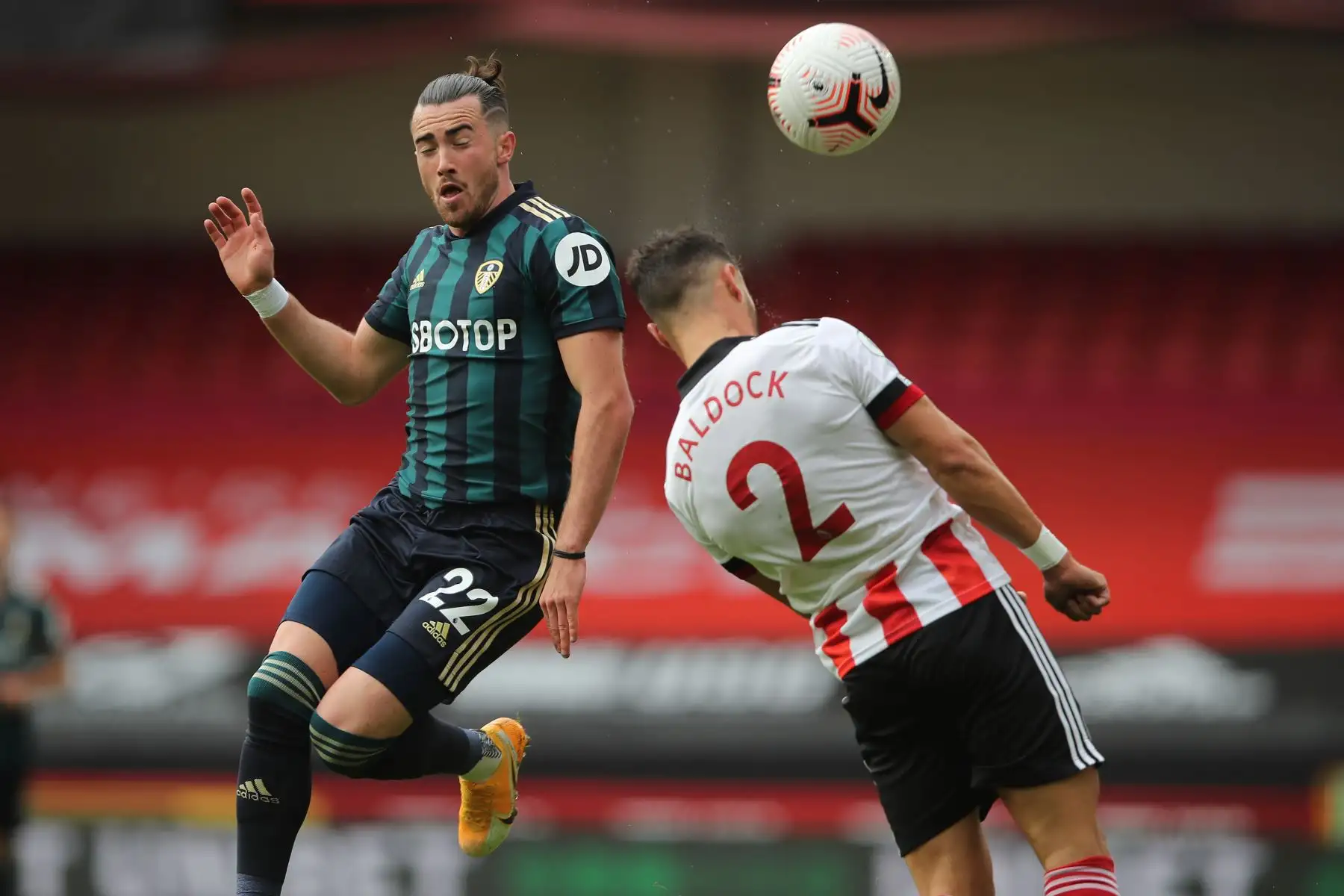 El mediocampista inglés del Leeds United, Jack Harrison, compite con el defensor inglés del Sheffield United, George Baldock, durante el partido de fútbol de la Premier League. Foto: AFP