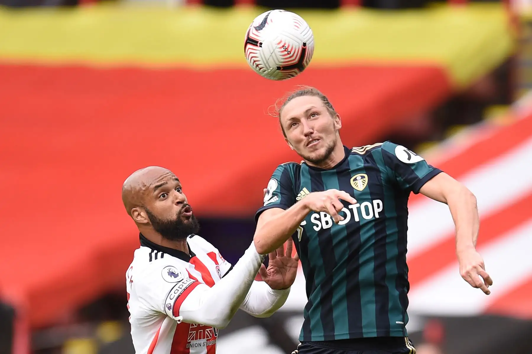 El delantero irlandés de origen inglés de Sheffield United, David McGoldrick, compite con el defensor inglés de Leeds United, Luke Ayling, durante el partido de fútbol de la Premier League. Foto: AFP