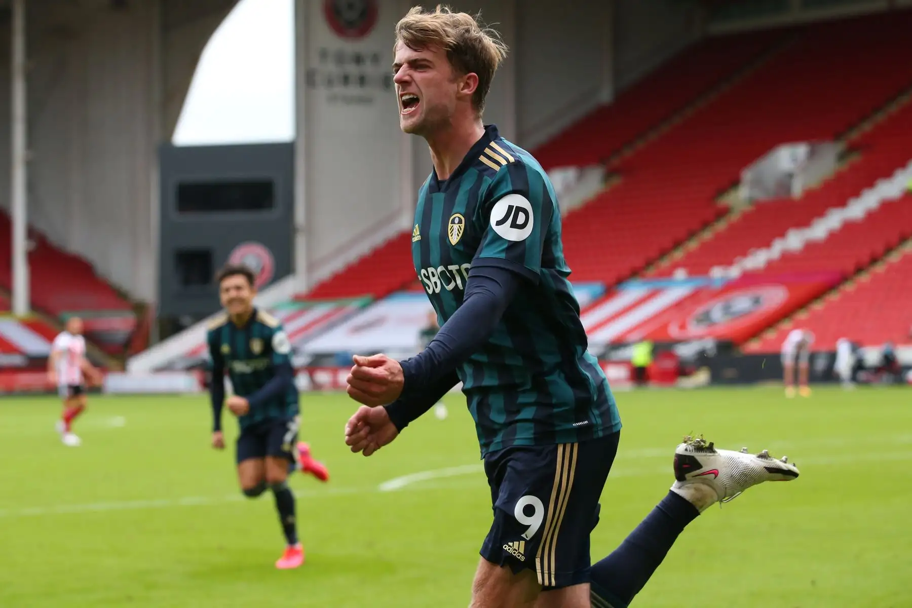 El delantero inglés del Leeds United, Patrick Bamford, celebra después de anotar el gol de apertura del partido de fútbol de la Premier League. Foto: AFP