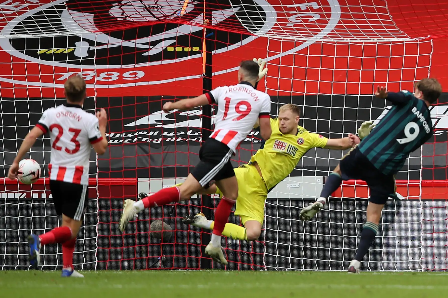 El delantero inglés del Leeds United, Patrick Bamford, dispara para anotar el gol de apertura durante el partido de fútbol de la Premier League inglesa. Foto: AFP