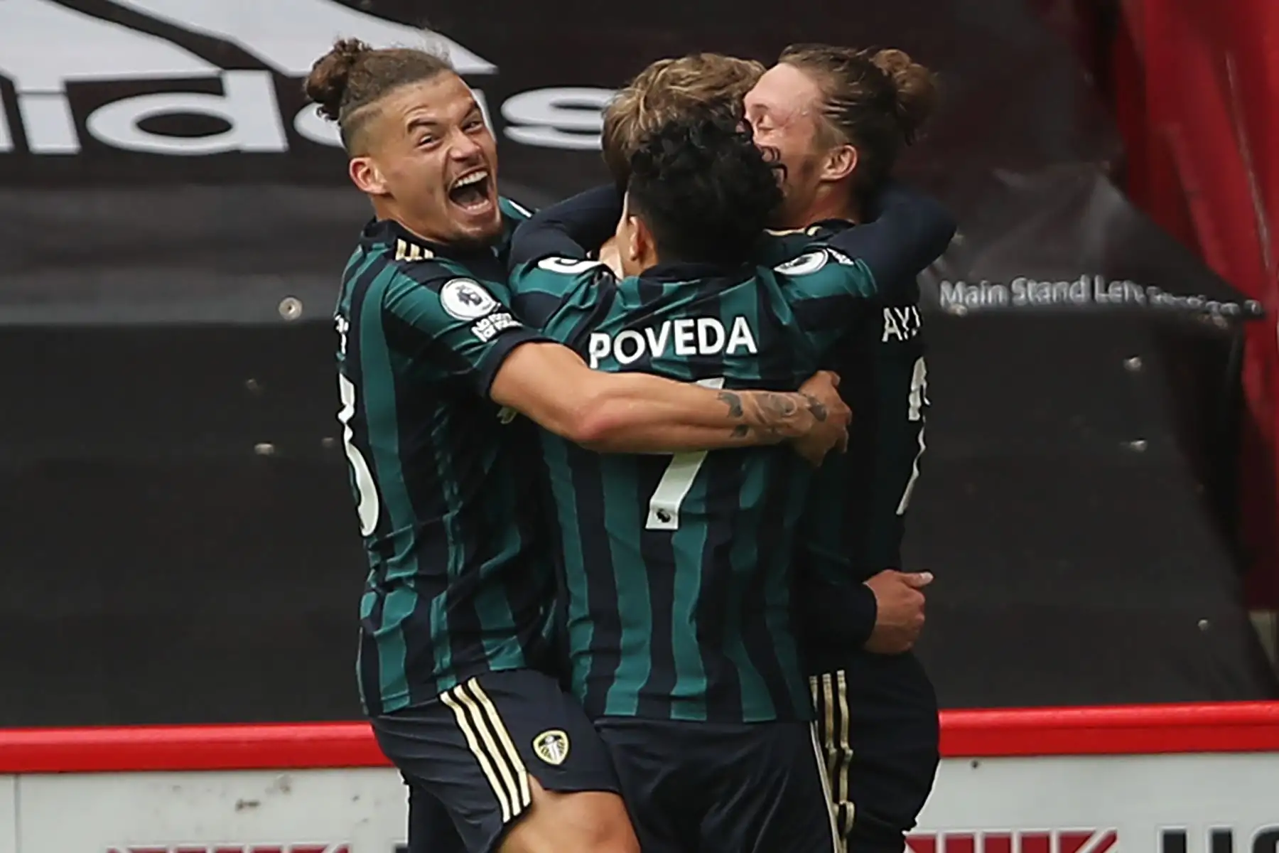 El delantero inglés del Leeds United, Patrick Bamford, celebra con sus compañeros de equipo después de marcar el gol de apertura del partido de fútbol de la Premier League. Foto: AFP