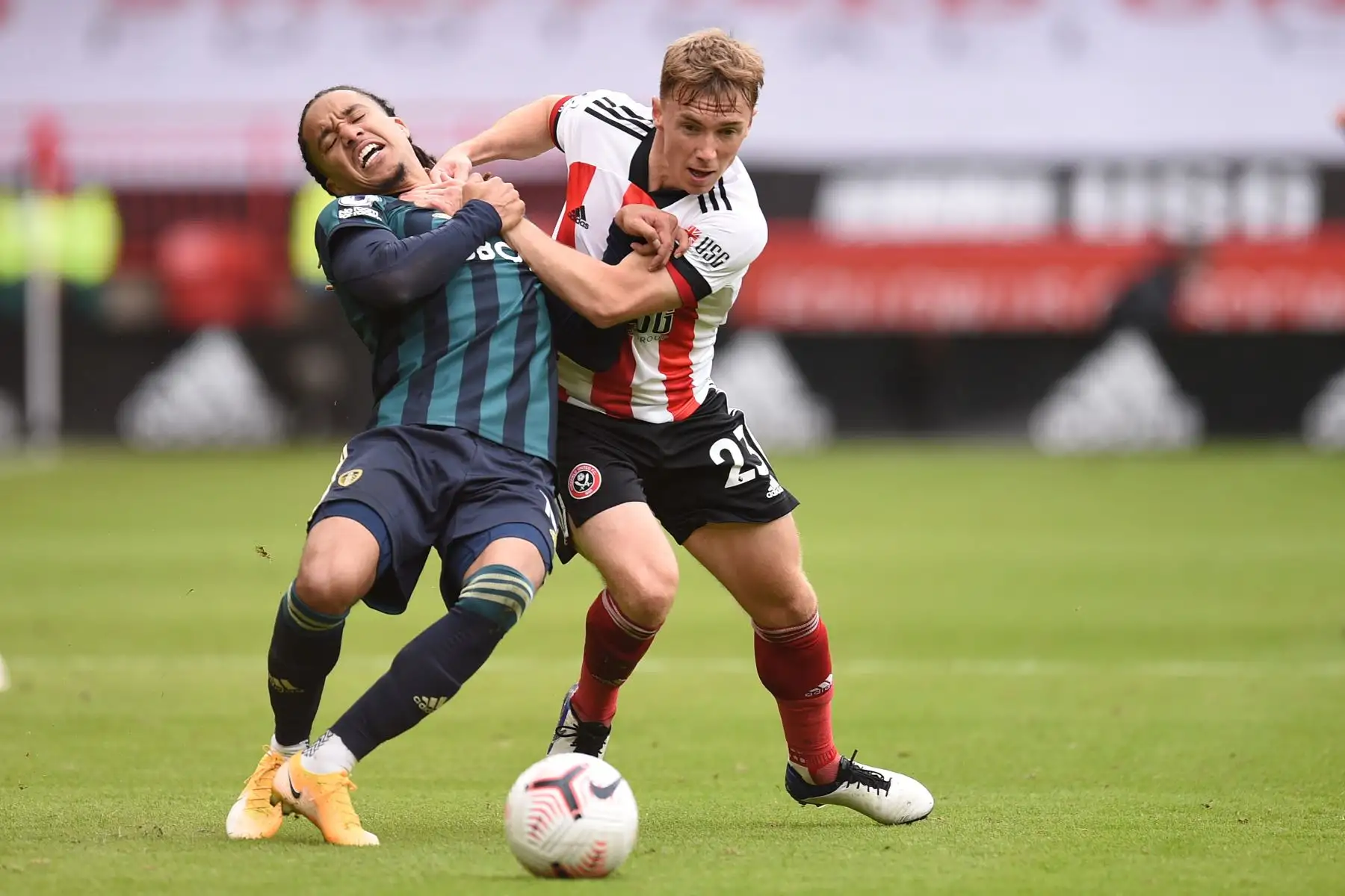 El mediocampista portugués de Leeds United, Helder Costa, compite con el mediocampista inglés de Sheffield United, Ben Osborn, durante el partido de fútbol de la Premier League. Foto: AFP