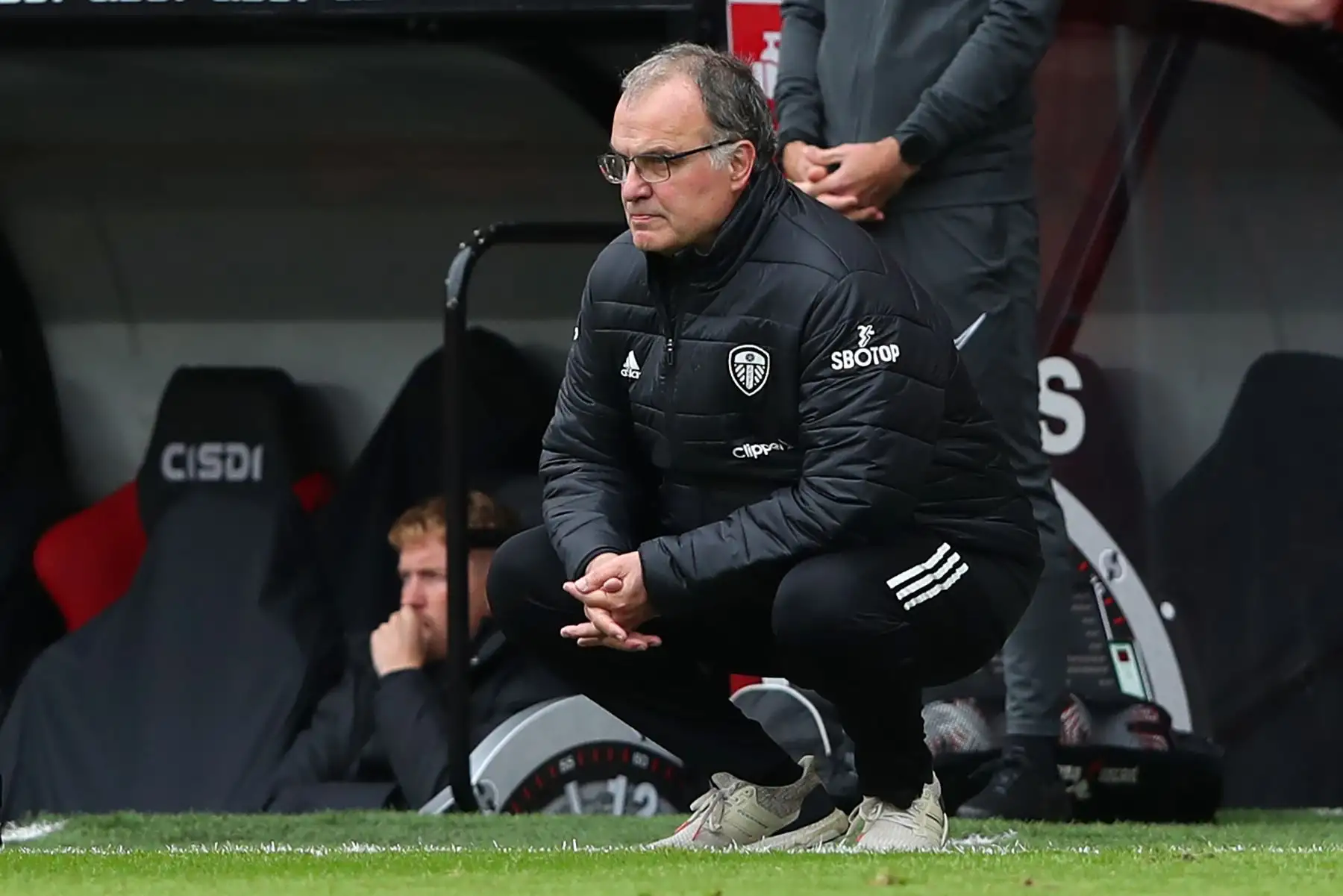El entrenador en jefe argentino del Leeds United, Marcelo Bielsa, mira desde la línea de banda el partido de fútbol de la Premier League. Foto: AFP