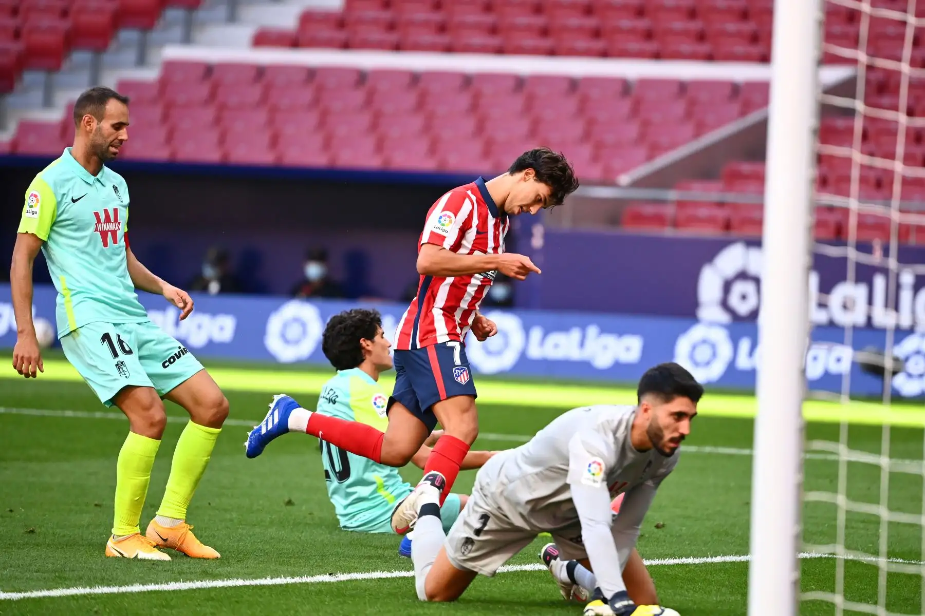 El delantero portugués del Atlético de Madrid, Joao Félix, celebra después de marcar un gol durante el partido de fútbol de la liga española Club Atlético de Madrid contra el Granada FC. Foto: AFP
