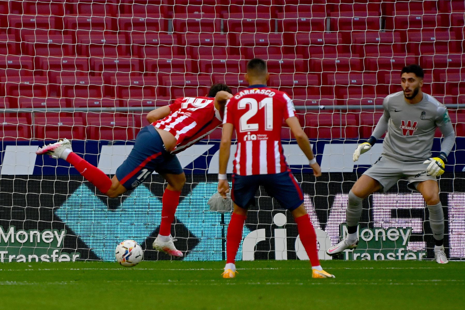 El delantero español del Atlético de Madrid, Diego Costa, marca un gol durante el partido de fútbol de la liga española Club Atlético de Madrid contra Granada FC. Foto: AFP