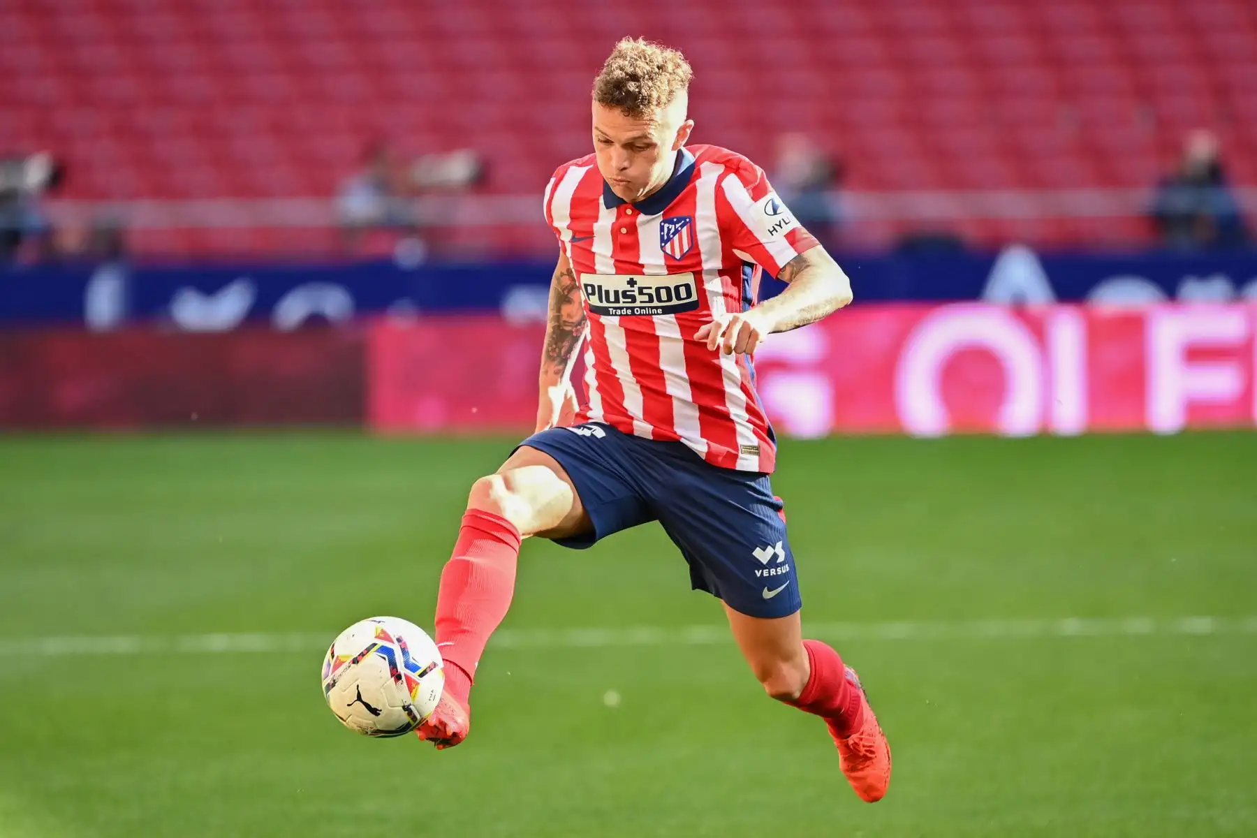 El defensor inglés del Atlético de Madrid, Kieran Trippier, controla el balón durante el partido de fútbol de la liga española Club Atlético de Madrid contra el Granada FC. Foto: AFP