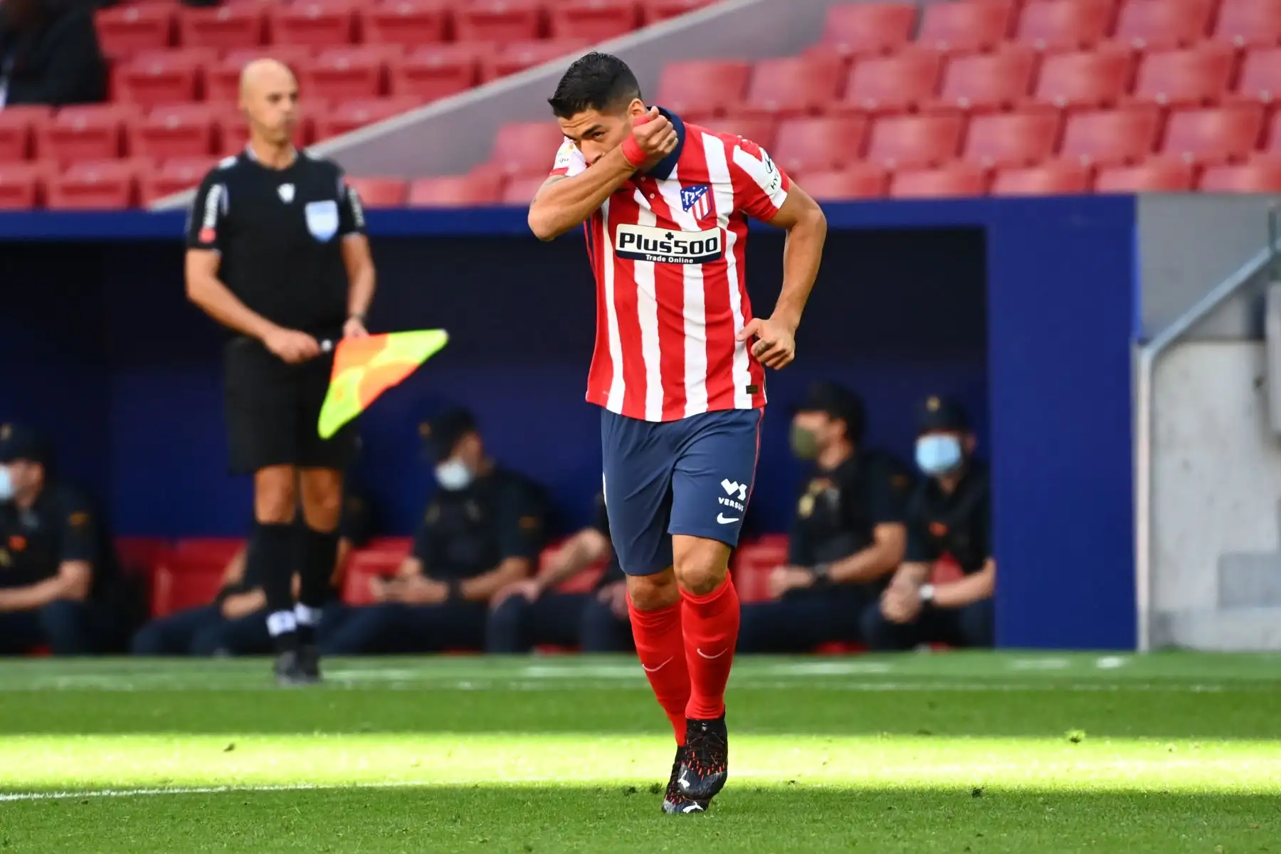 El delantero uruguayo del Atlético de Madrid, Luis Suárez, hace un gesto durante el partido de debut ante el Granada FC. Foto: AFP