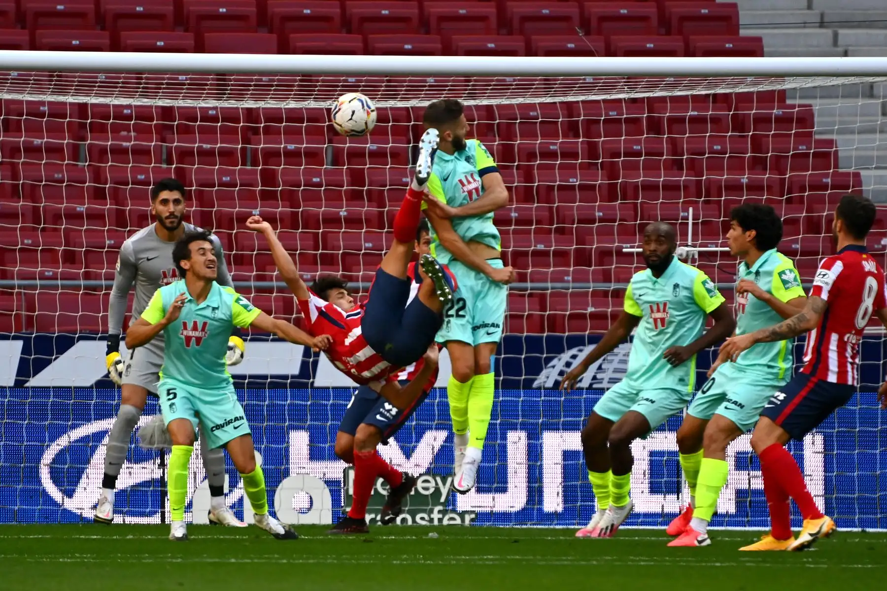 El delantero portugués del Atlético de Madrid, Joao Félix, desafía la portería del Granada durante el partido de fútbol de la liga española. Foto: AFP