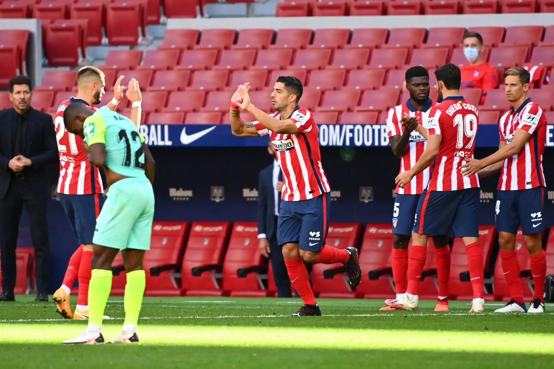 El delantero uruguayo del Atlético de Madrid, Luis Suárez, entra al campo durante el partido de fútbol ante el Granada FC por la liga española. Foto: AFP