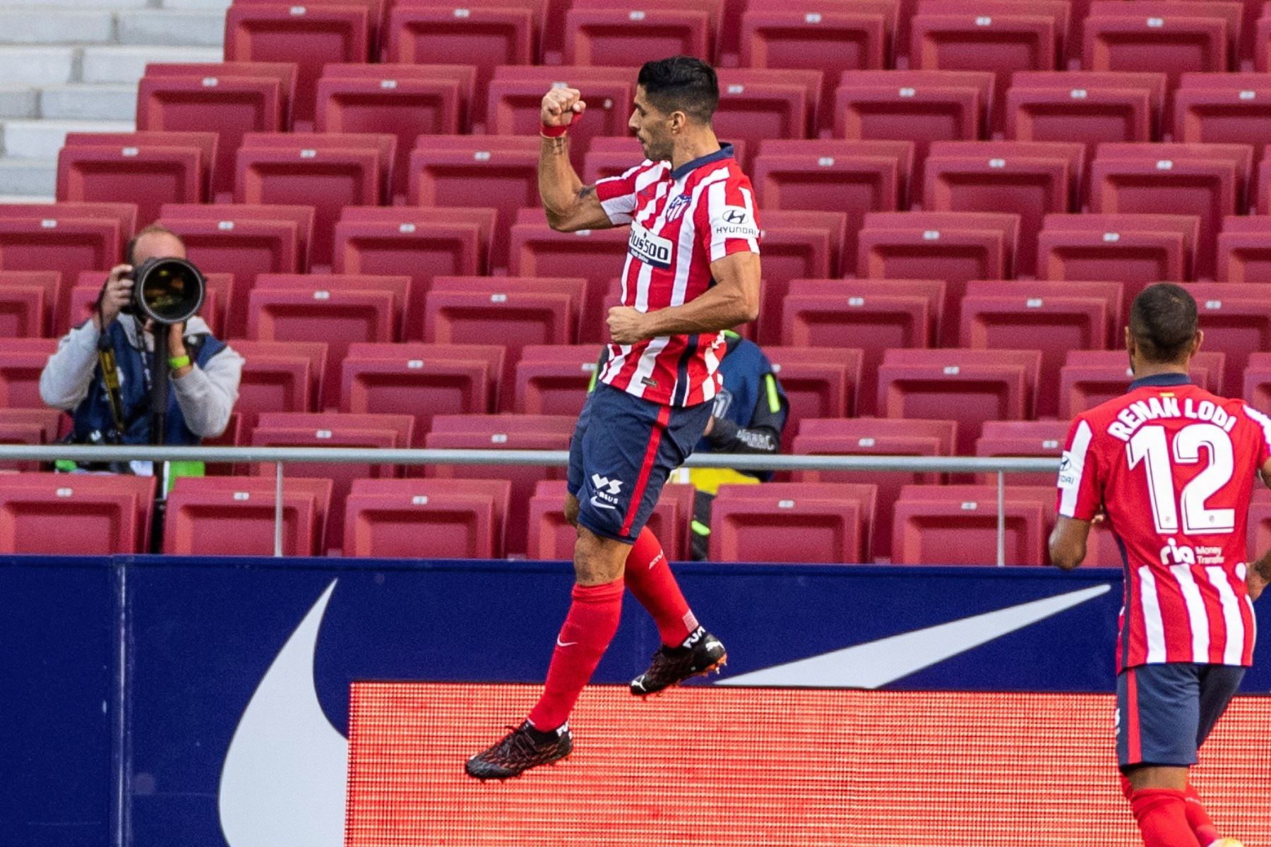 El delantero uruguayo del Atlético Madrid, Luis Suárez, anota dos goles en su partido debut ante el Granda FC. Foto: LaLiga