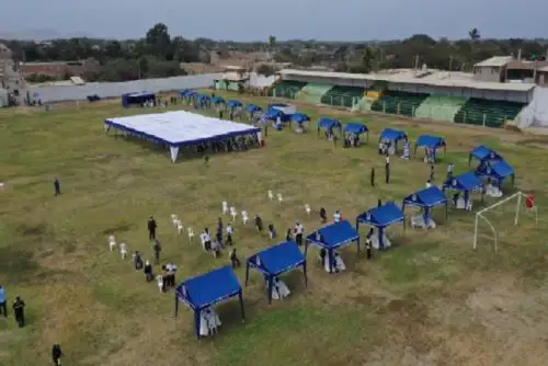 Más de 15 profesionales de la salud, entre médicos y enfermeras, realizaron alrededor de 460 pruebas rápidas de covid-19 a los ciudadanos en el estadio Julio C. Brito.