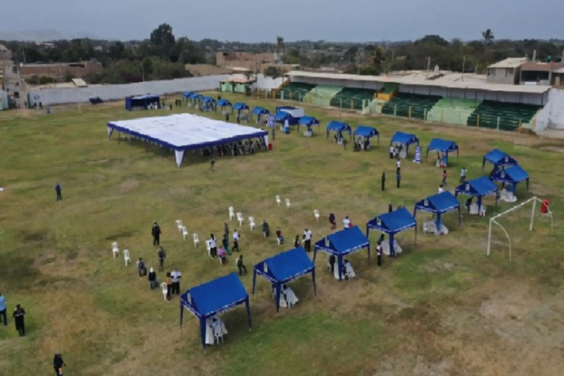Más de 15 profesionales de la salud, entre médicos y enfermeras, realizaron alrededor de 460 pruebas rápidas de covid-19 a los ciudadanos en el estadio Julio C. Brito.