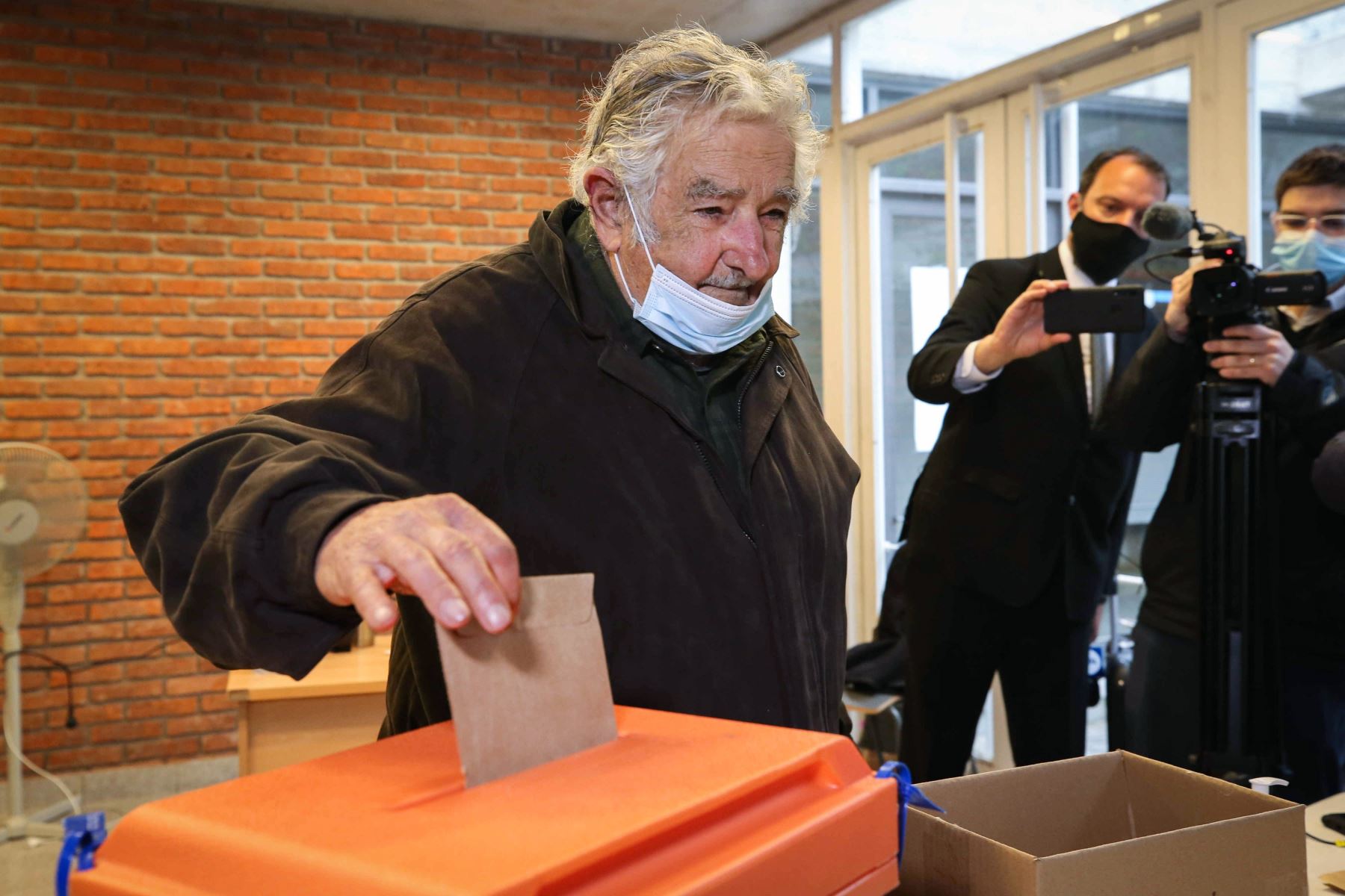 El expresidente y senador uruguayo José Mujica vota, durante el desarrollo de las elecciones departamentales, en Montevideo. Unos 2,7 millones de ciudadanos están llamados a votar en los 7 130 centros de votación que abrieron sus puertas  en Uruguay.
Foto: EFE