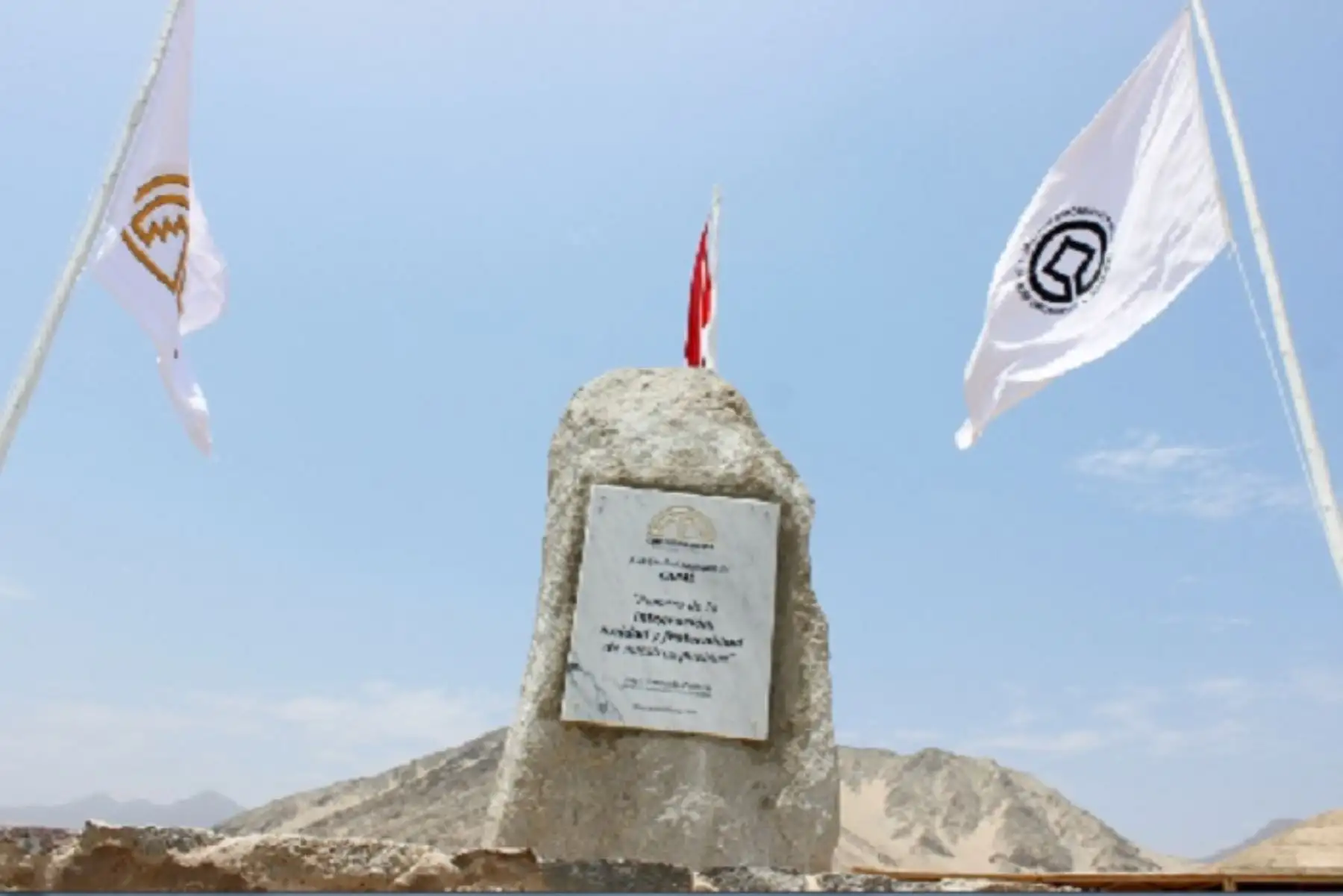 En la placa colocada por la Comunidad Andina se lee: “A la Ciudad Sagrada de Caral, pionera de la integración, unidad y fraternidad de nuestros pueblos”.
