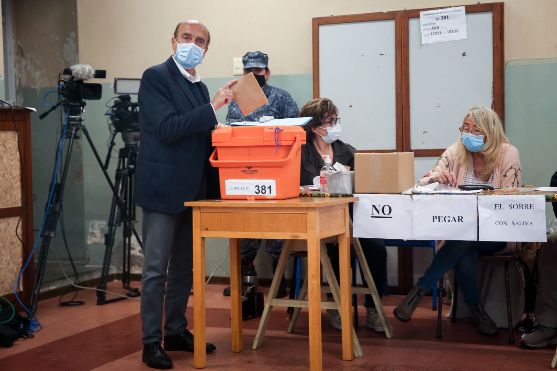 El candidato a la Intendencia de Montevideo por el partido Frente Amplio, Daniel Martínez, vota durante el desarrollo de las elecciones regionales en Montevideo.
Foto: EFE