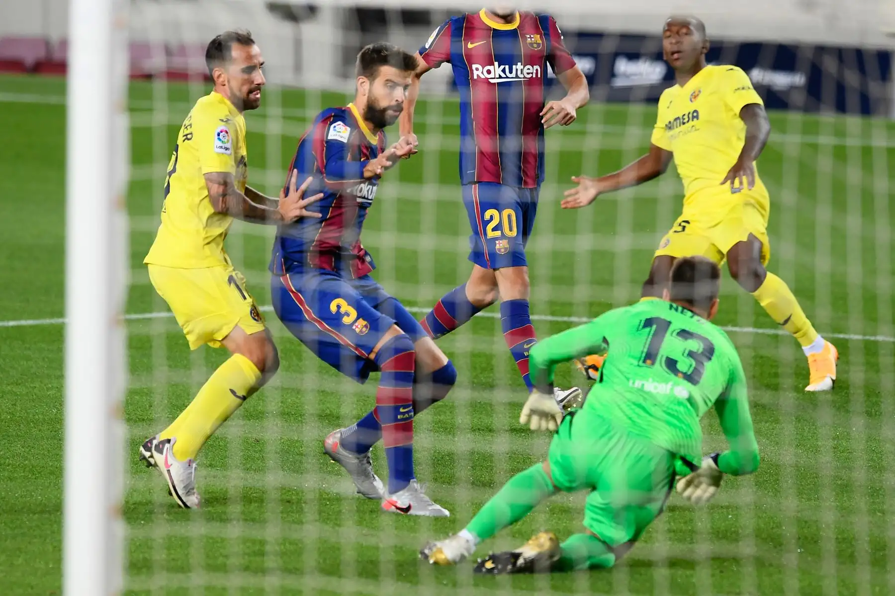 El delantero español del Villarreal, Paco Alcacer, desafía al defensa español del Barcelona, ​​Gerard Piqué, durante el partido de fútbol de la liga española FC. Foto: AFP