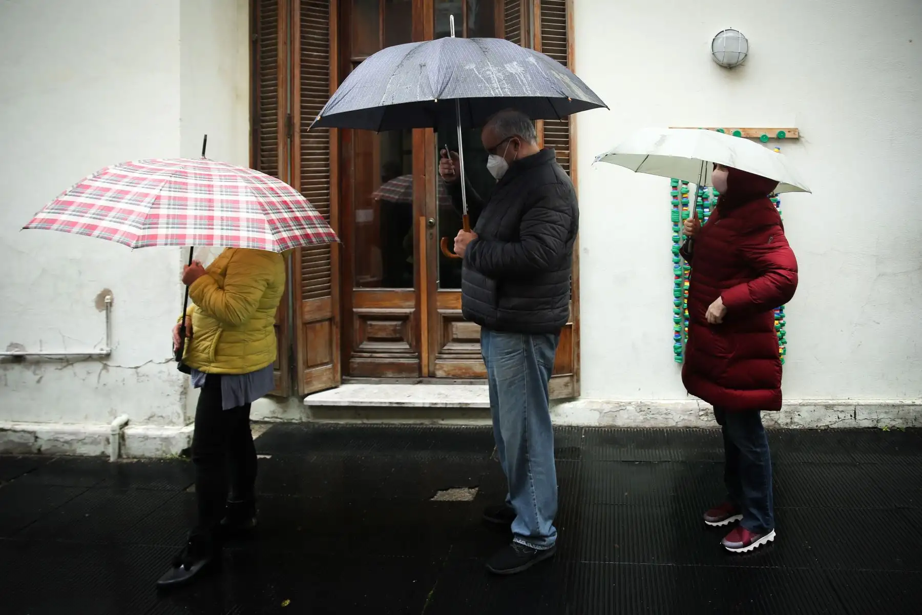 Personas hacen fila para votar durante el desarrollo de las elecciones regionales, en Montevideo -Uruguay.
Foto: EFE